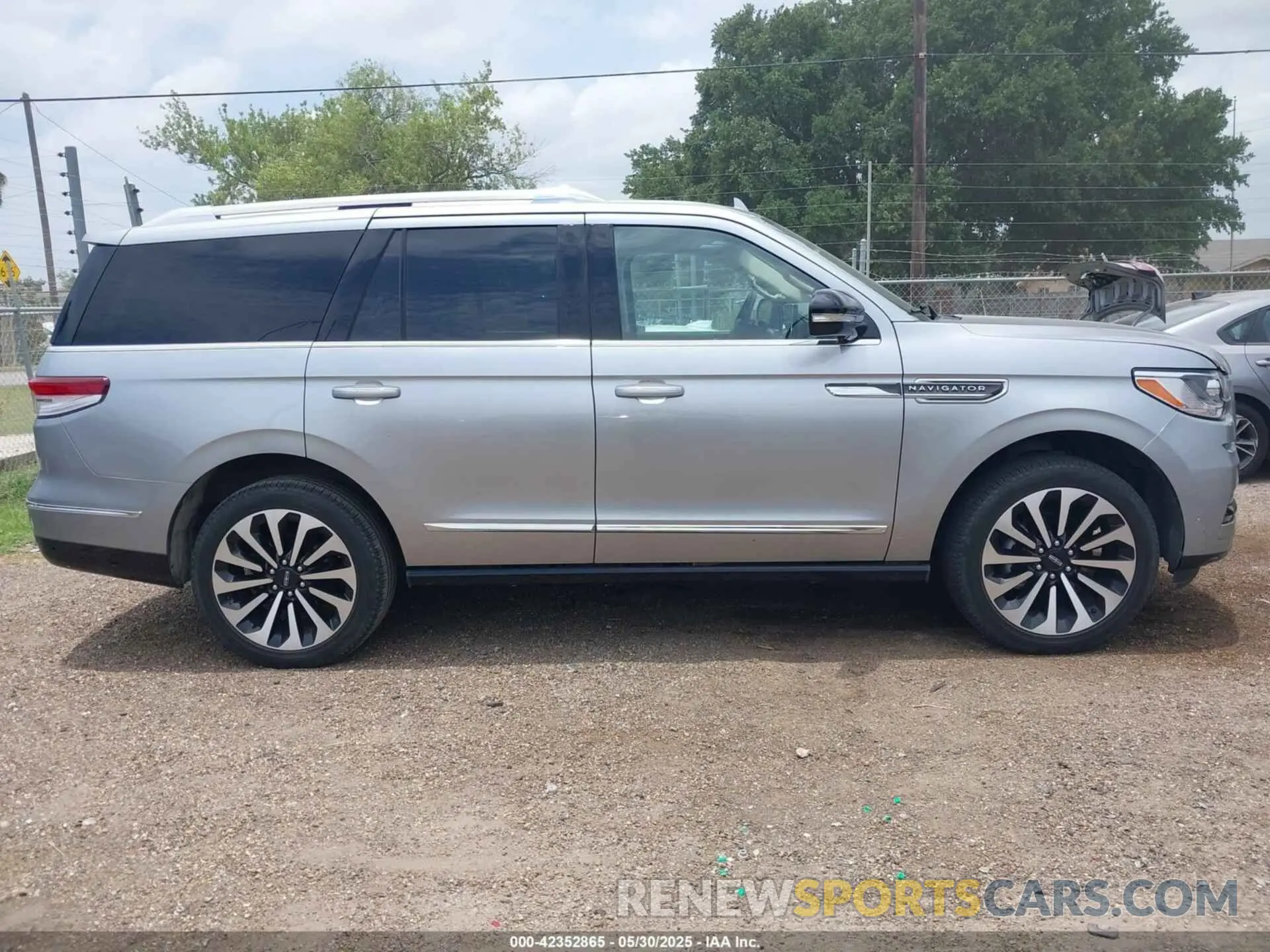 13 Photograph of a damaged car 5LMJJ2KG8PEL05663 LINCOLN NAVIGATOR 2023