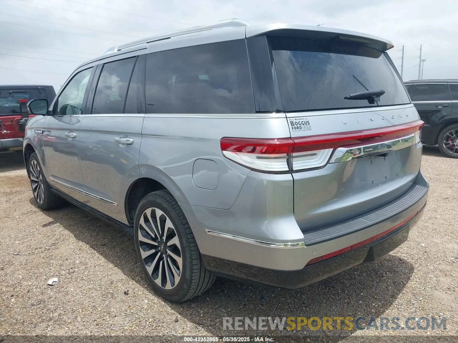 3 Photograph of a damaged car 5LMJJ2KG8PEL05663 LINCOLN NAVIGATOR 2023