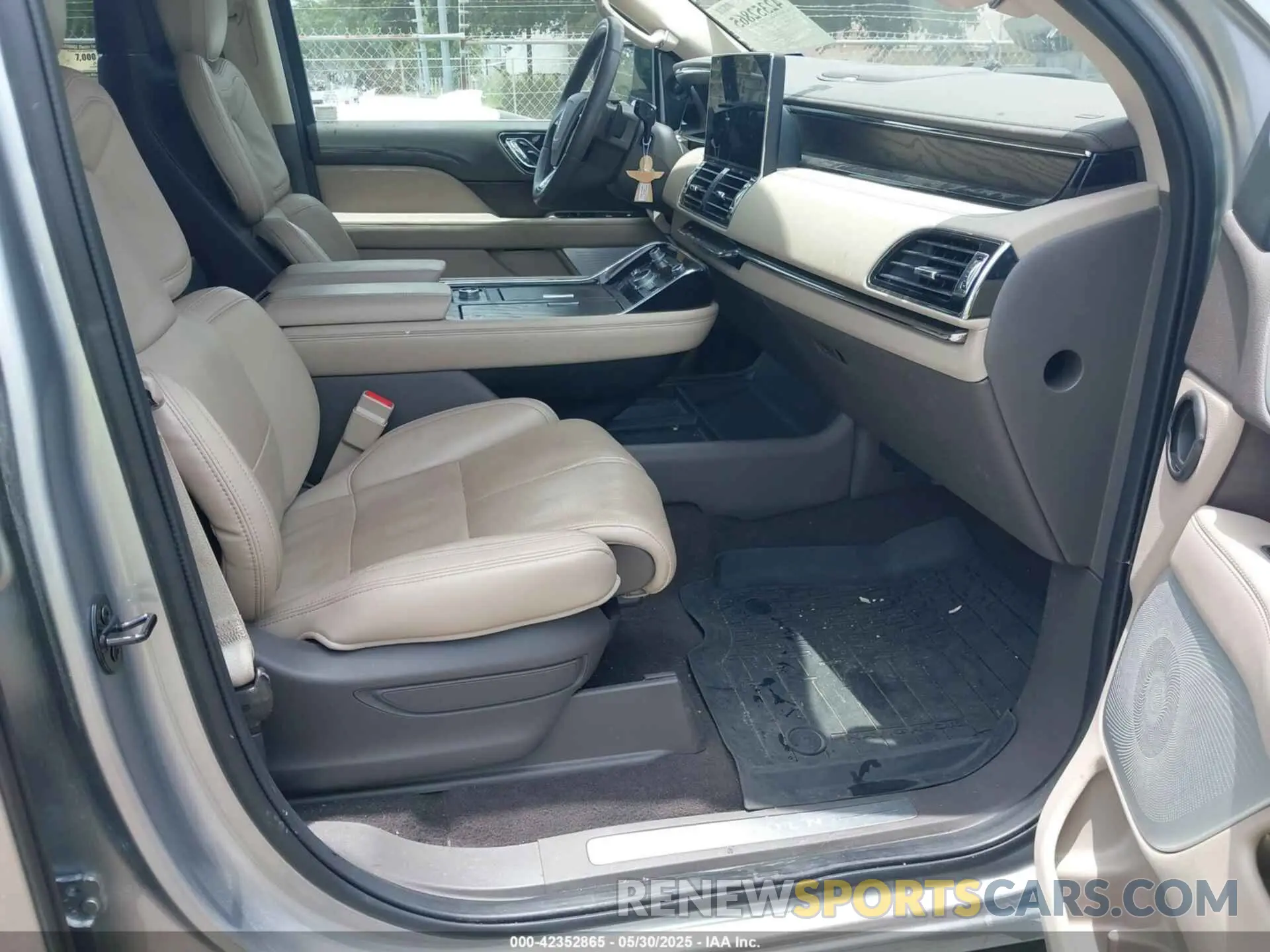 5 Photograph of a damaged car 5LMJJ2KG8PEL05663 LINCOLN NAVIGATOR 2023
