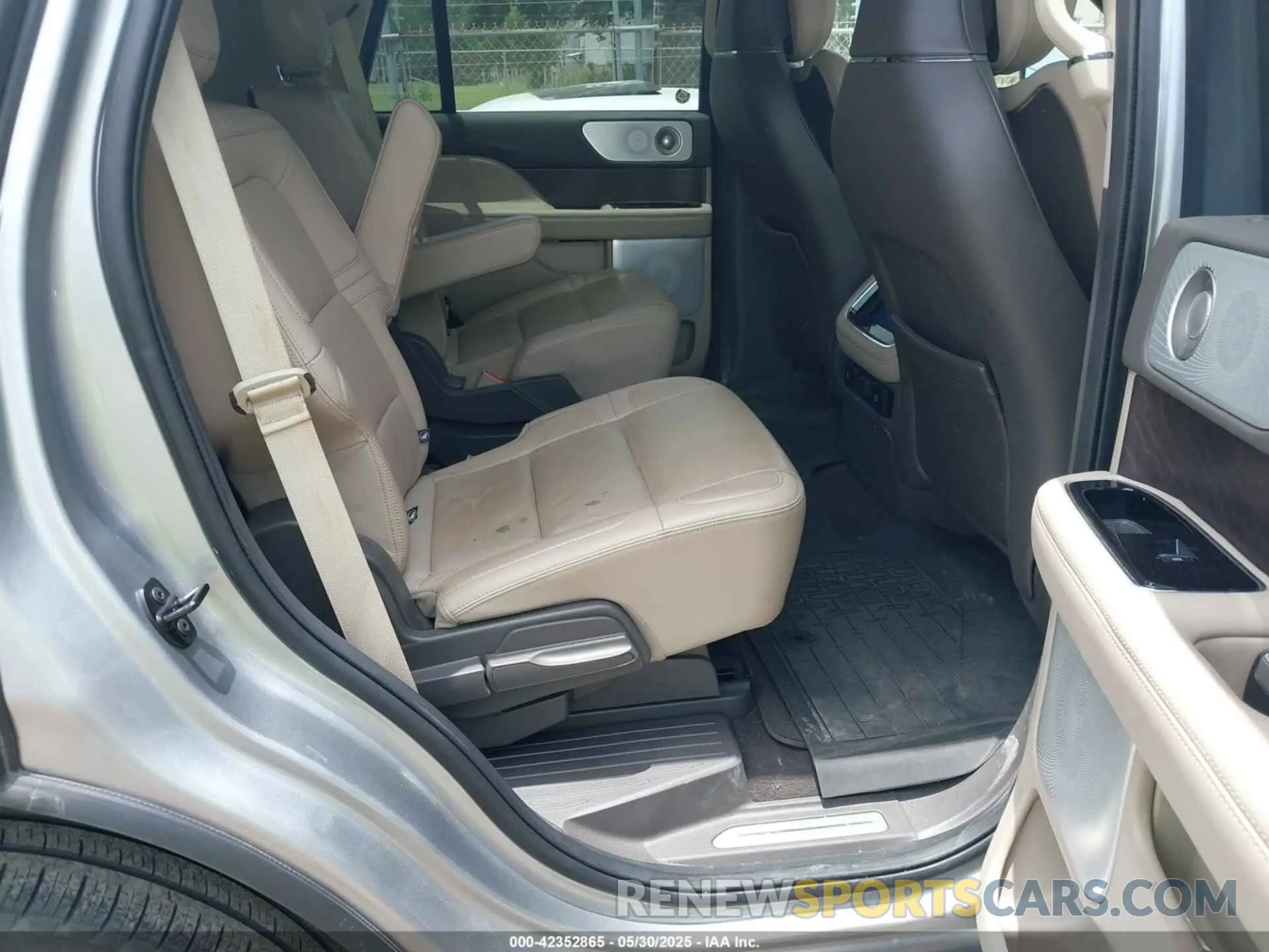 8 Photograph of a damaged car 5LMJJ2KG8PEL05663 LINCOLN NAVIGATOR 2023