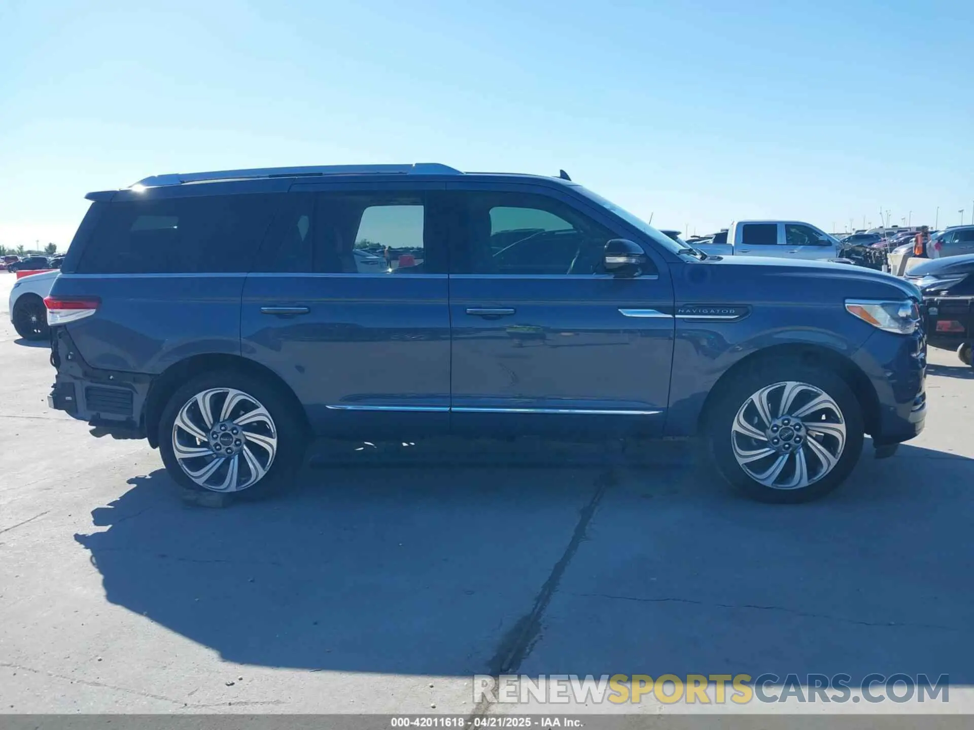 14 Photograph of a damaged car 5LMJJ2LG2PEL00893 LINCOLN NAVIGATOR 2023