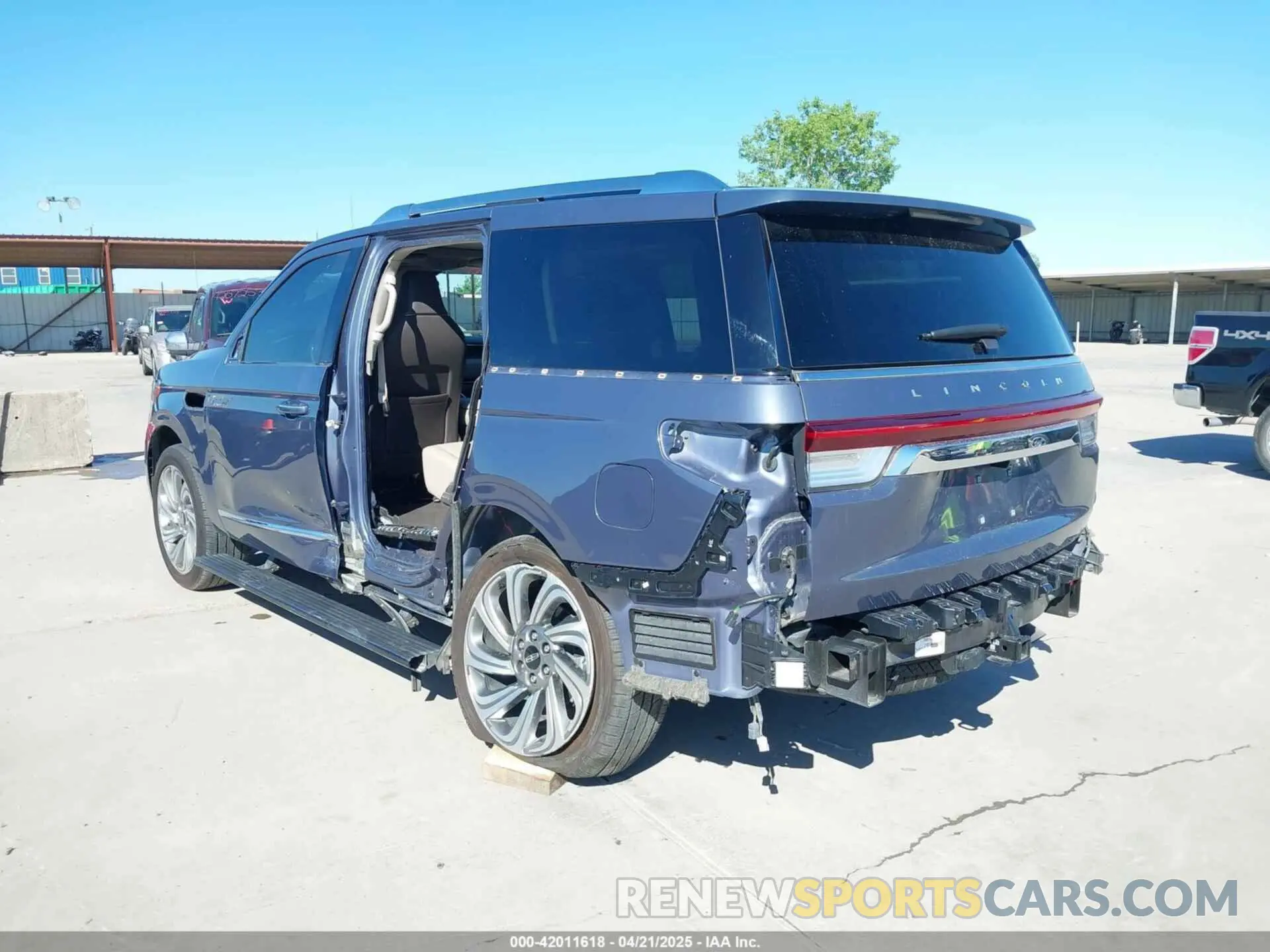 18 Photograph of a damaged car 5LMJJ2LG2PEL00893 LINCOLN NAVIGATOR 2023