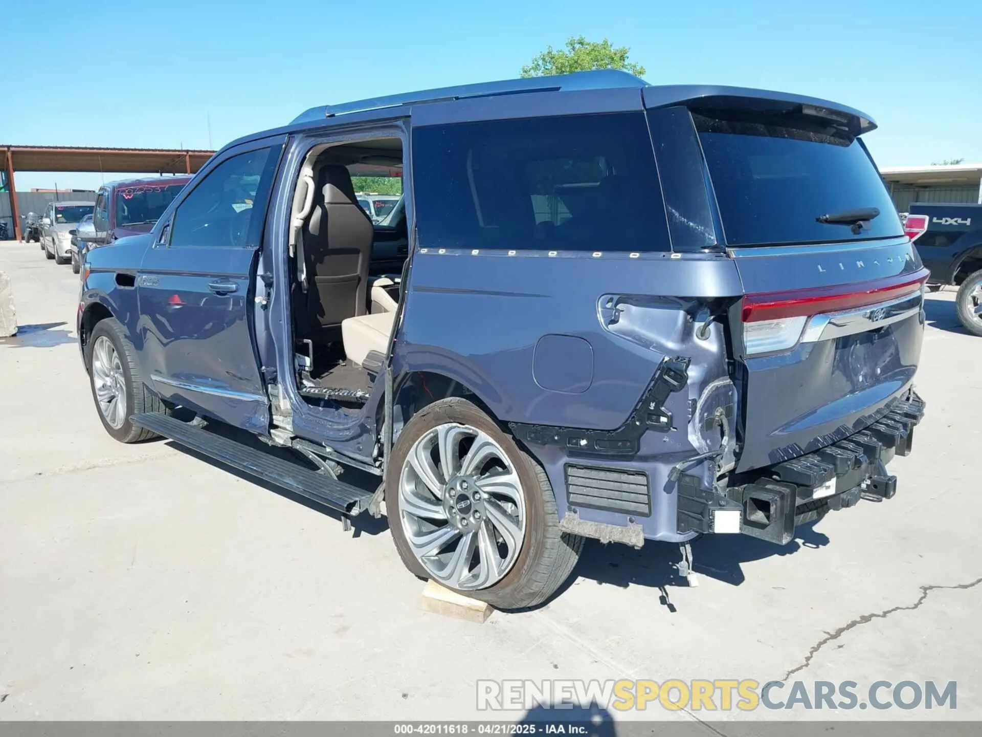 3 Photograph of a damaged car 5LMJJ2LG2PEL00893 LINCOLN NAVIGATOR 2023