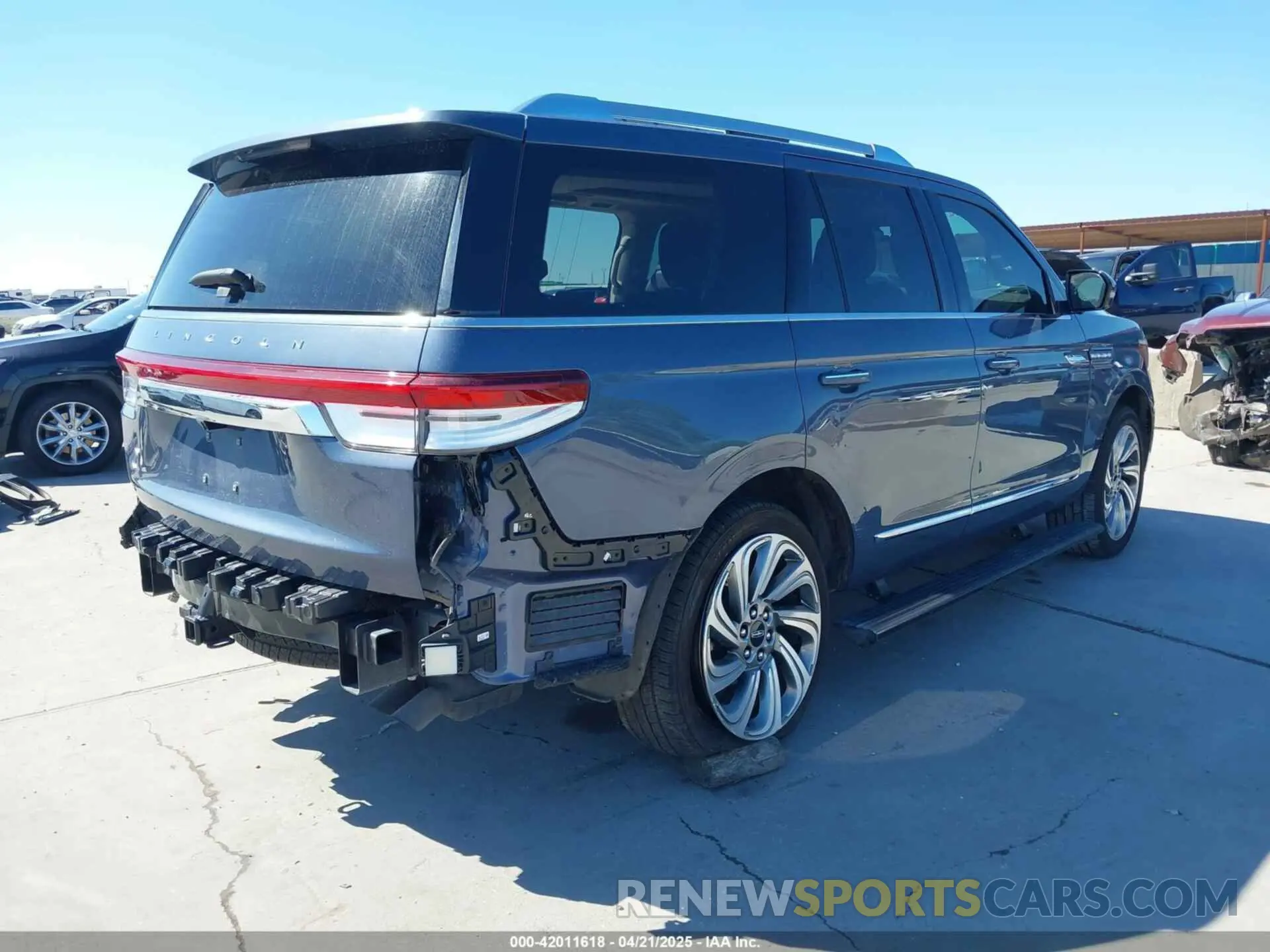 4 Photograph of a damaged car 5LMJJ2LG2PEL00893 LINCOLN NAVIGATOR 2023