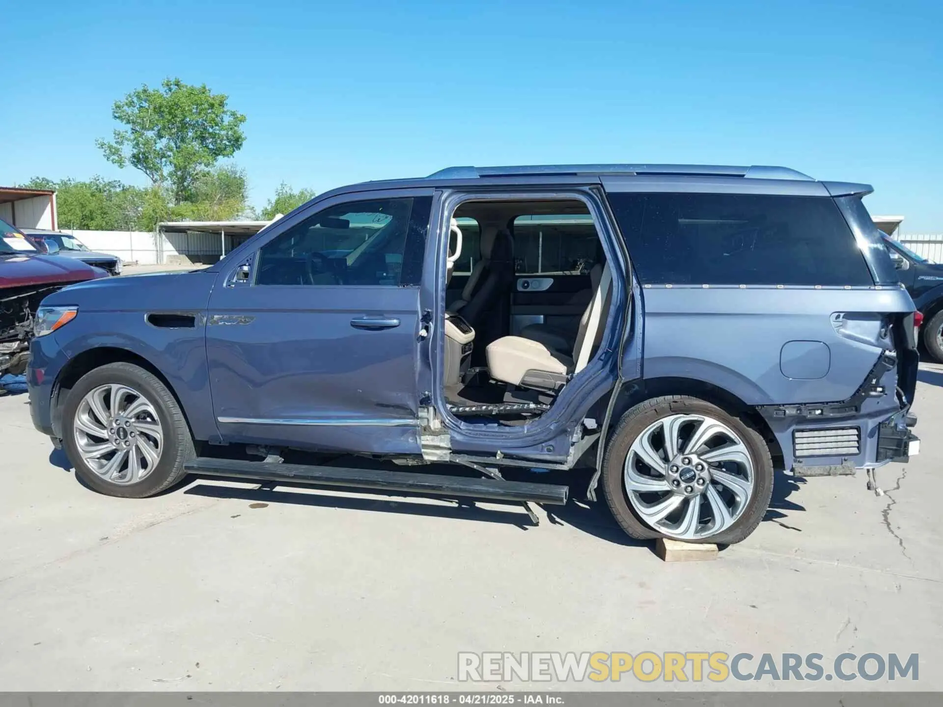 6 Photograph of a damaged car 5LMJJ2LG2PEL00893 LINCOLN NAVIGATOR 2023