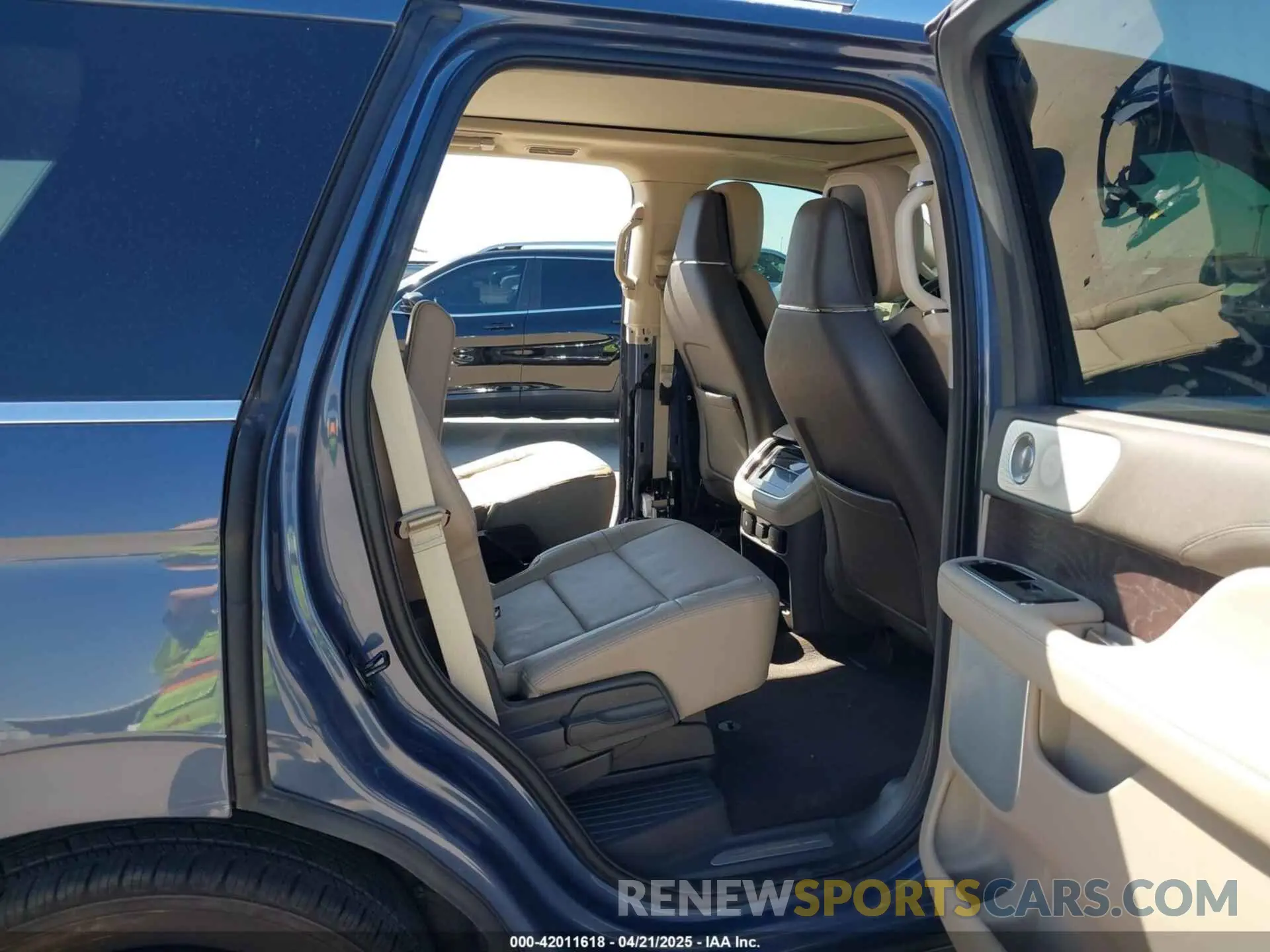 8 Photograph of a damaged car 5LMJJ2LG2PEL00893 LINCOLN NAVIGATOR 2023