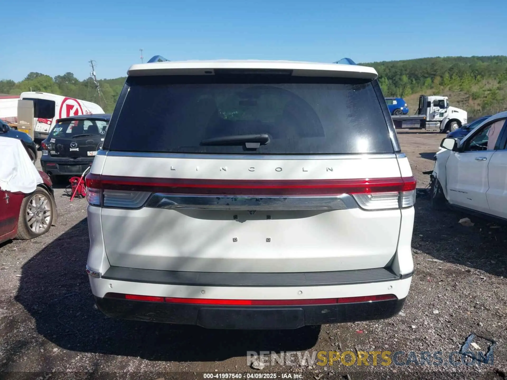 17 Photograph of a damaged car 5LMJJ2LG2PEL13918 LINCOLN NAVIGATOR 2023