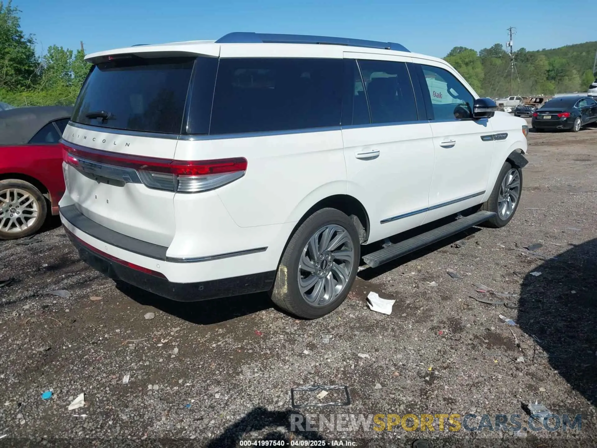 4 Photograph of a damaged car 5LMJJ2LG2PEL13918 LINCOLN NAVIGATOR 2023
