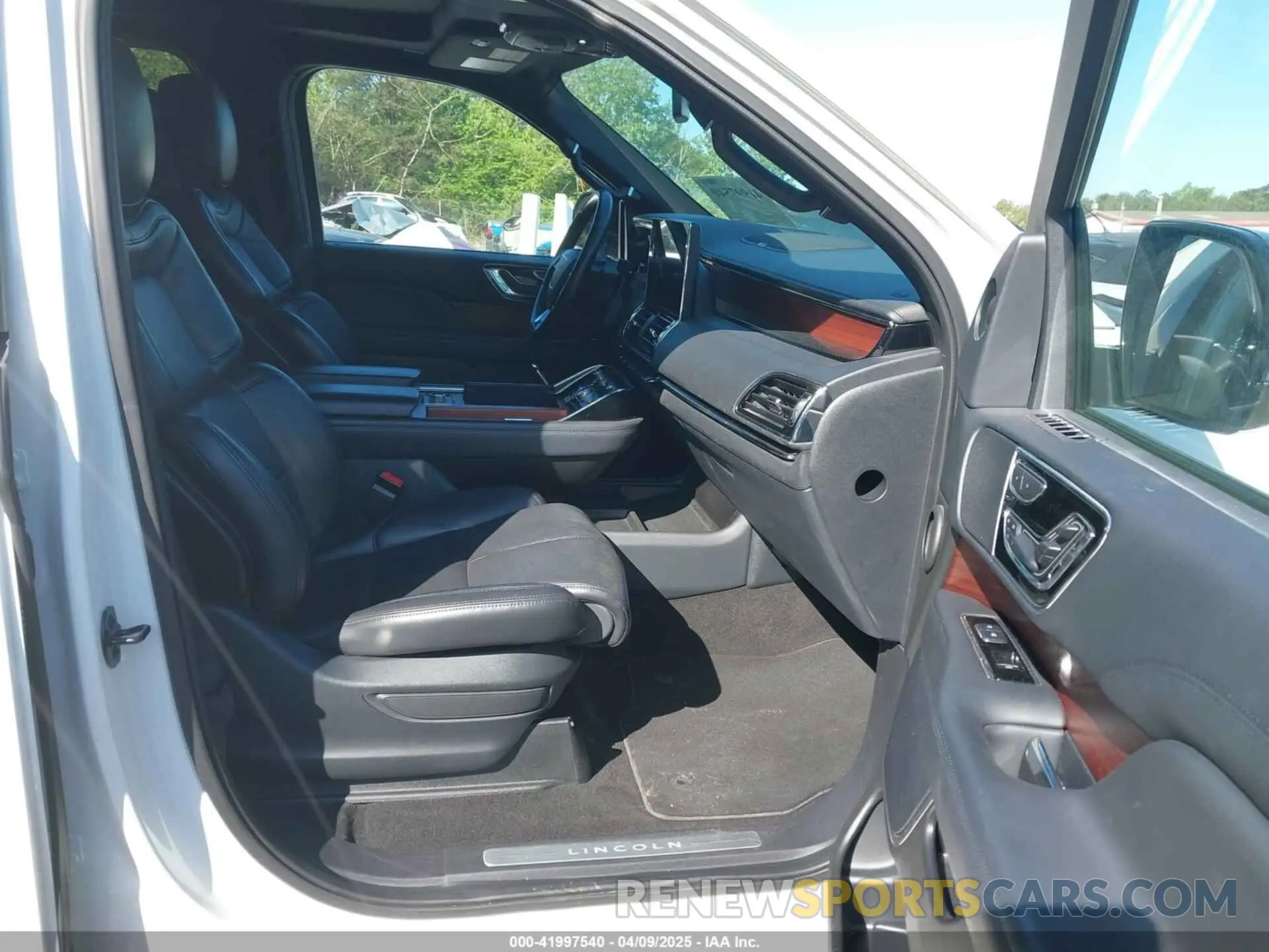 5 Photograph of a damaged car 5LMJJ2LG2PEL13918 LINCOLN NAVIGATOR 2023
