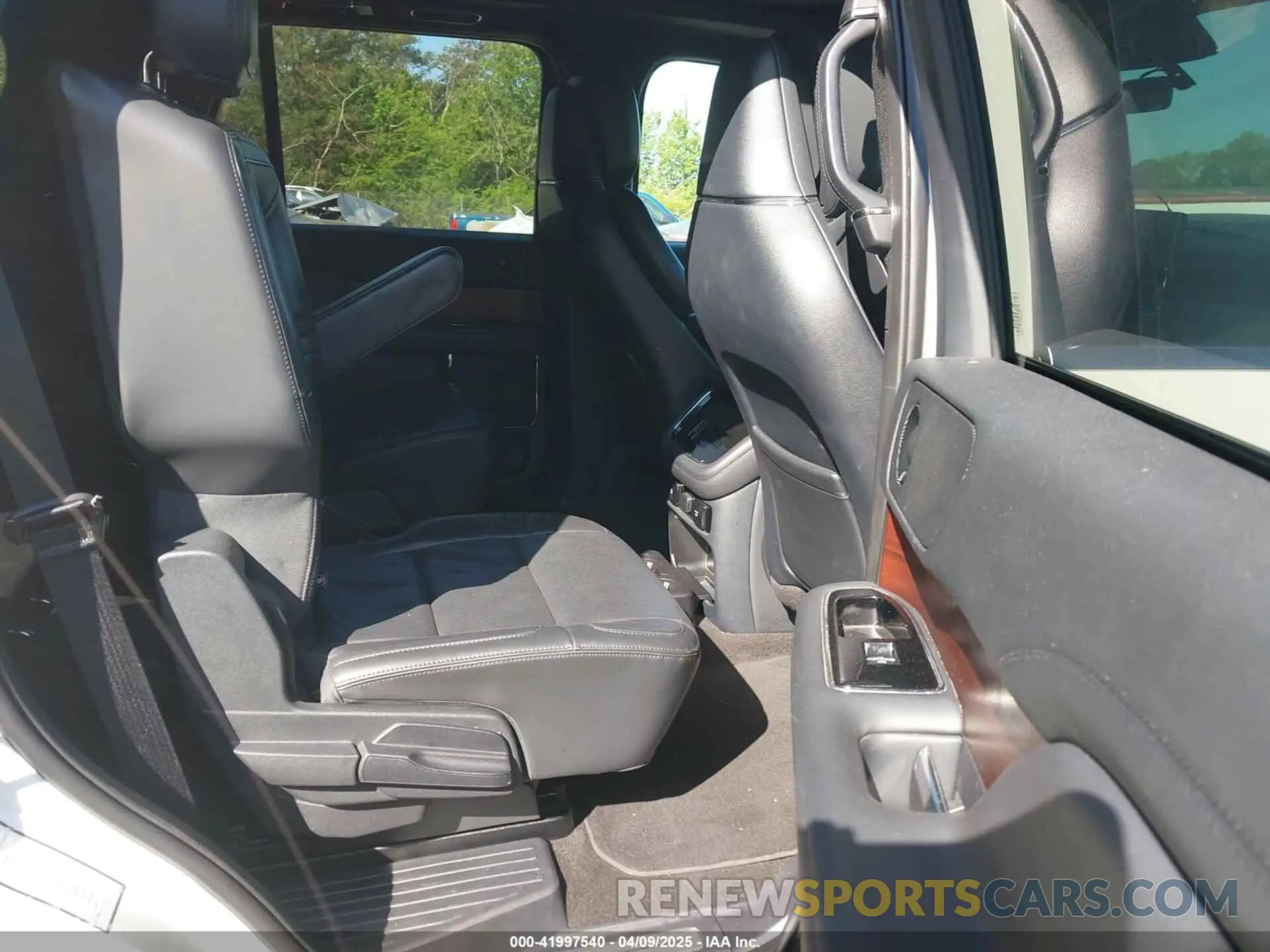 8 Photograph of a damaged car 5LMJJ2LG2PEL13918 LINCOLN NAVIGATOR 2023