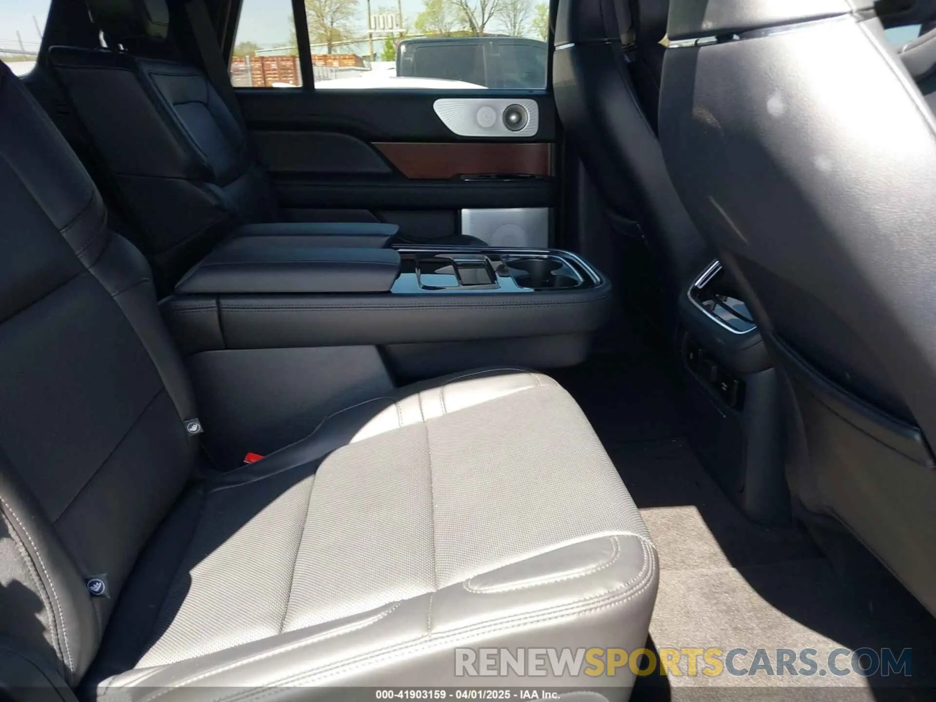 8 Photograph of a damaged car 5LMJJ2LG4PEL08977 LINCOLN NAVIGATOR 2023