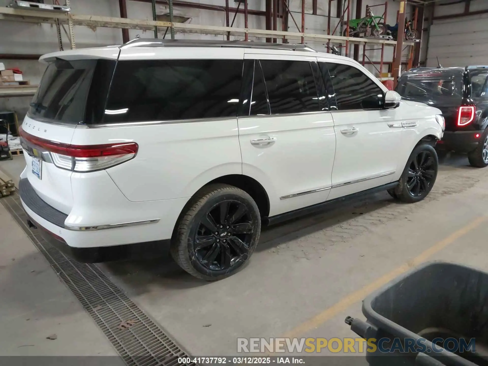 4 Photograph of a damaged car 5LMJJ2LG8PEL01434 LINCOLN NAVIGATOR 2023