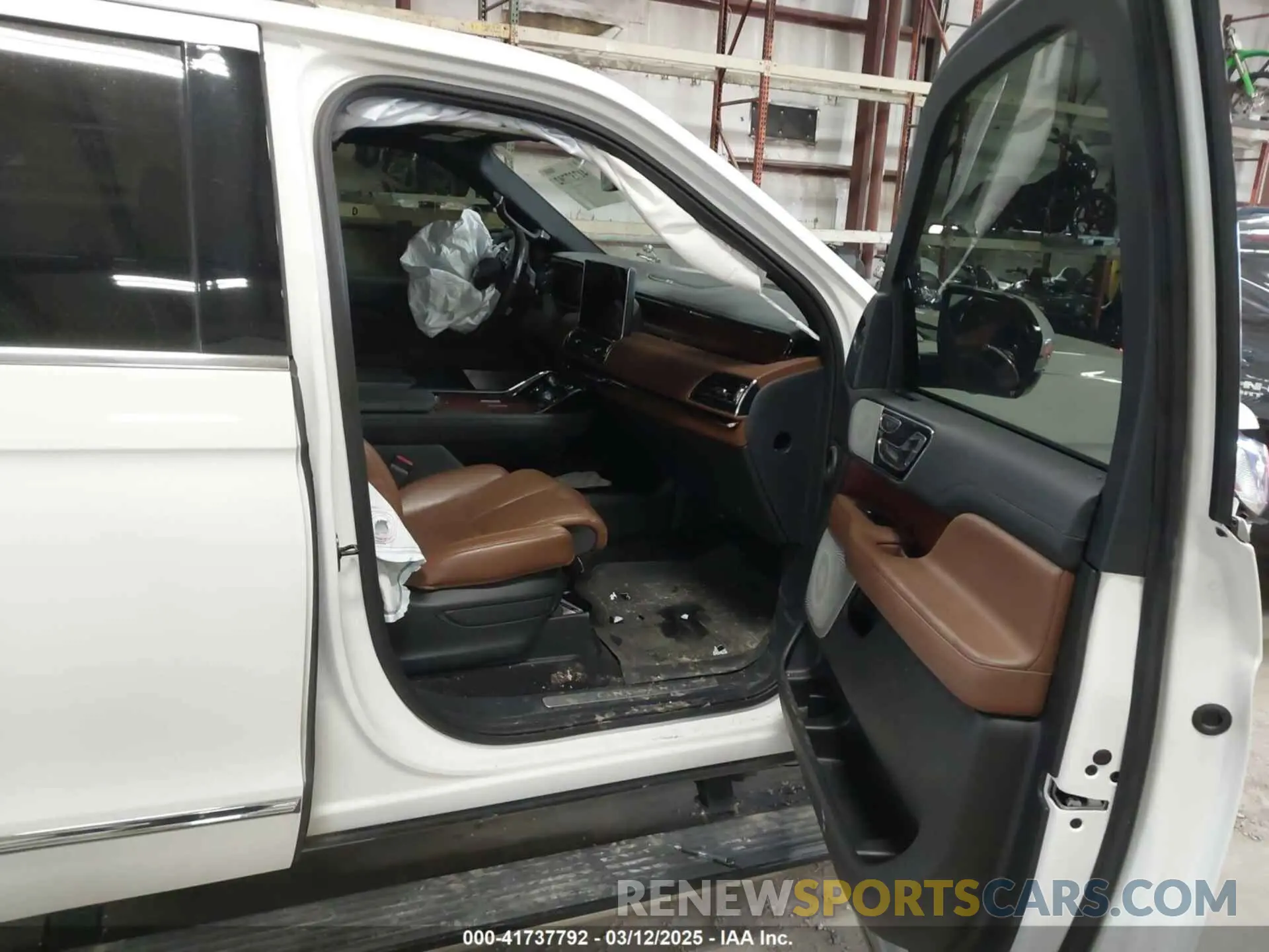 5 Photograph of a damaged car 5LMJJ2LG8PEL01434 LINCOLN NAVIGATOR 2023