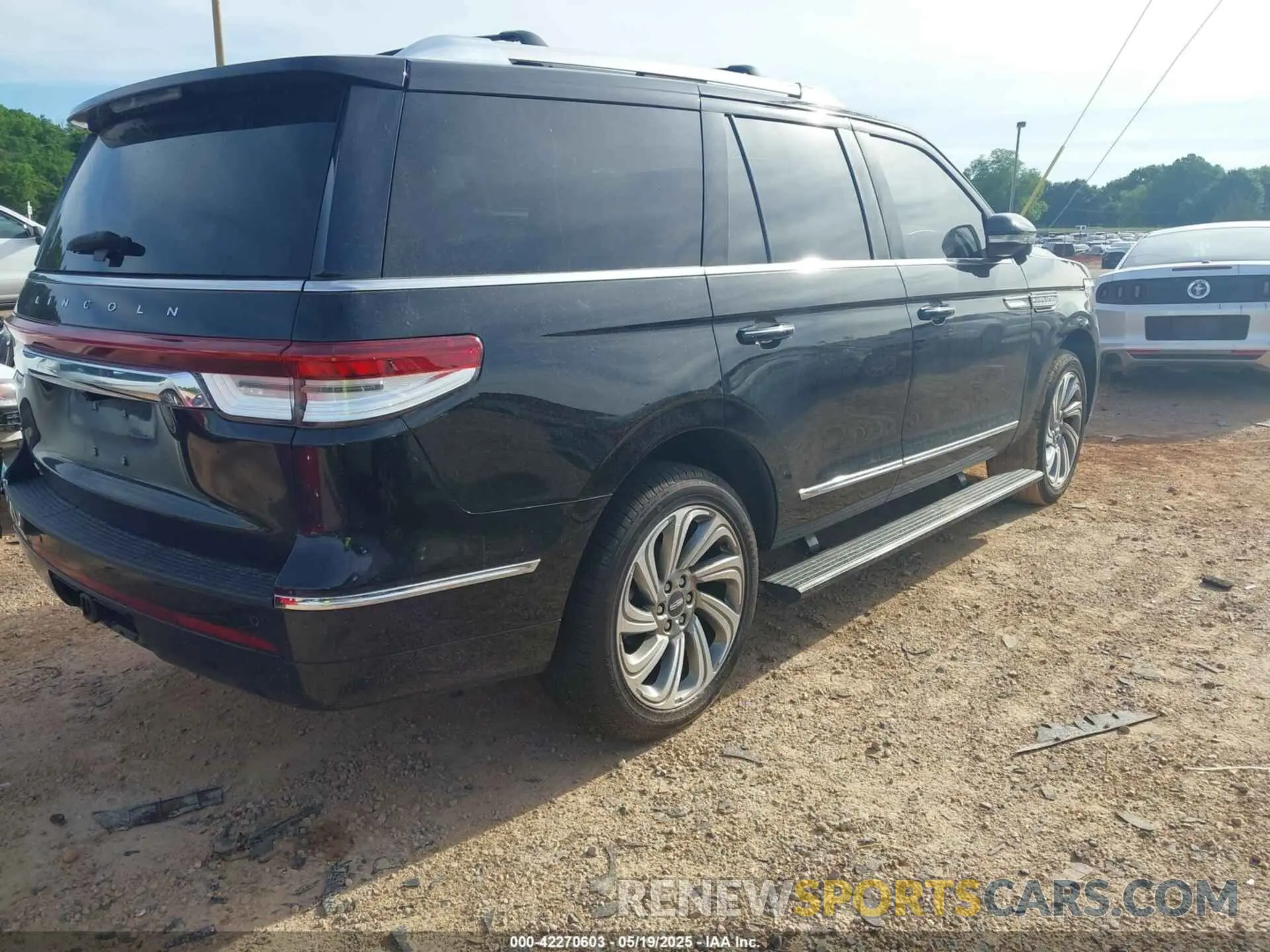 4 Photograph of a damaged car 5LMJJ2LGXPEL17392 LINCOLN NAVIGATOR 2023