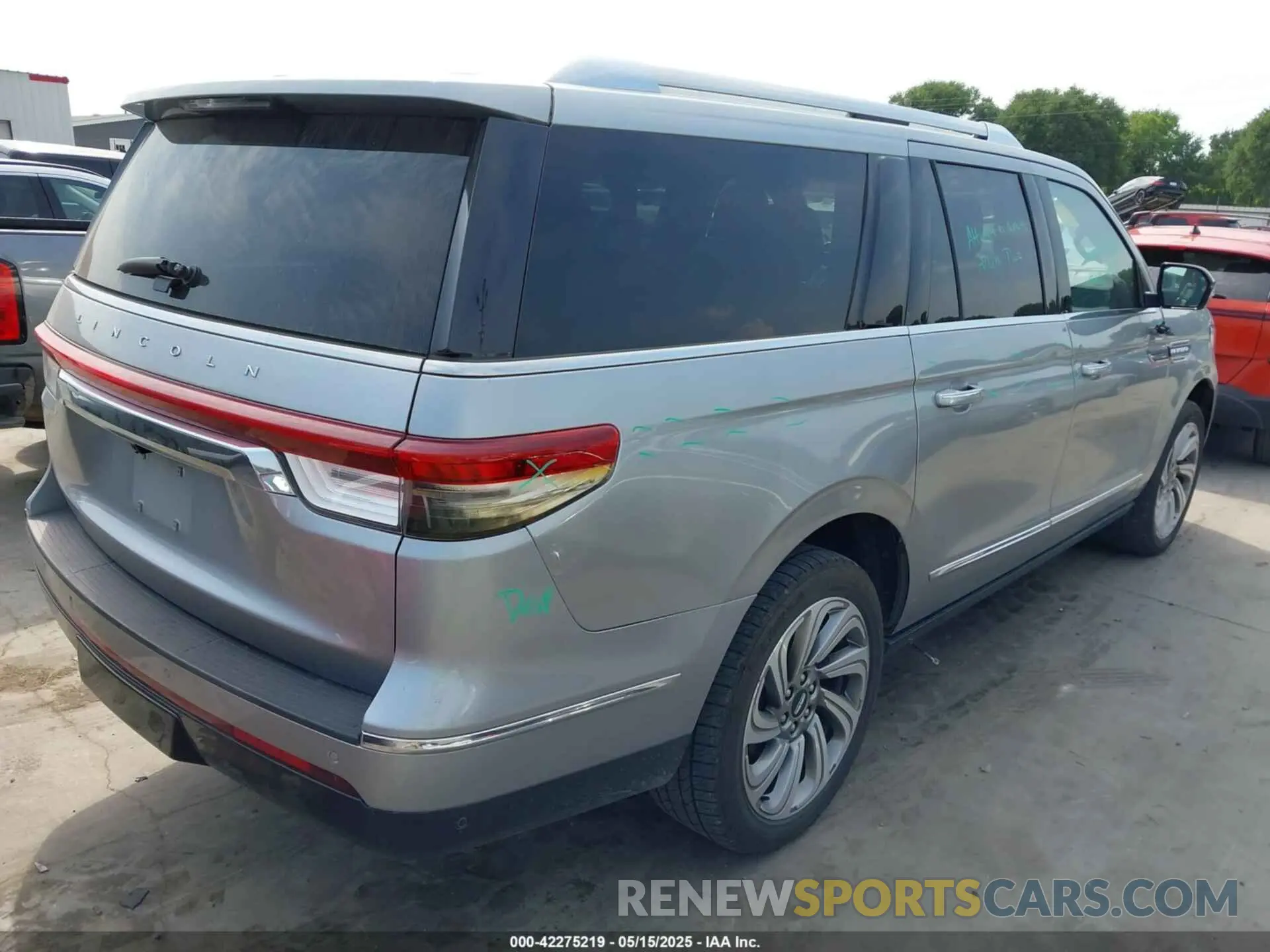 4 Photograph of a damaged car 5LMJJ3LG4PEL12405 LINCOLN NAVIGATOR 2023