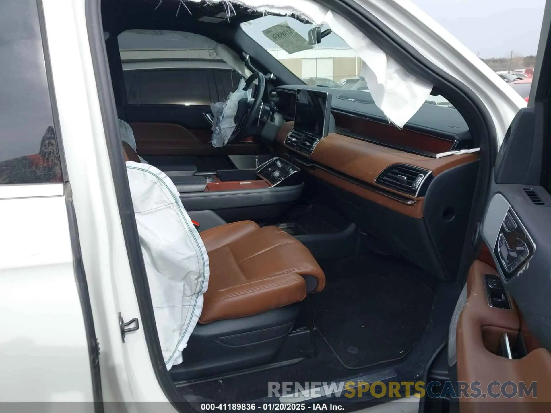 5 Photograph of a damaged car 5LMJJ3LG8PEL02640 LINCOLN NAVIGATOR 2023