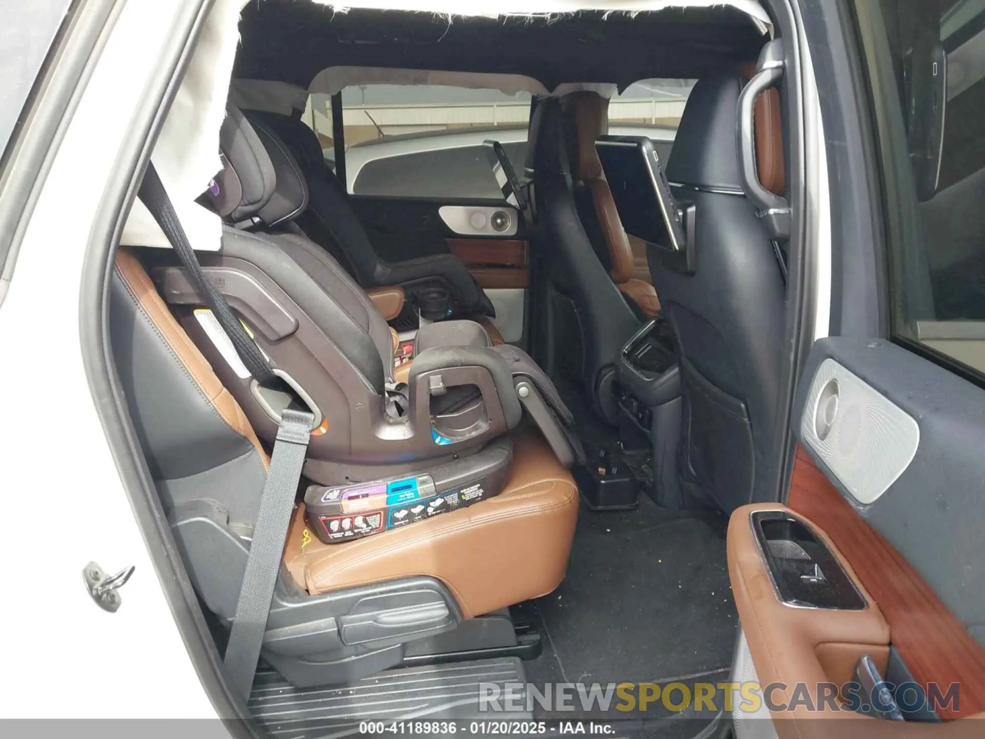 8 Photograph of a damaged car 5LMJJ3LG8PEL02640 LINCOLN NAVIGATOR 2023