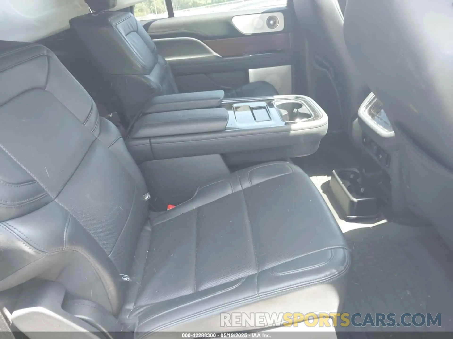 8 Photograph of a damaged car 5LMJJ3LG9PEL01903 LINCOLN NAVIGATOR 2023