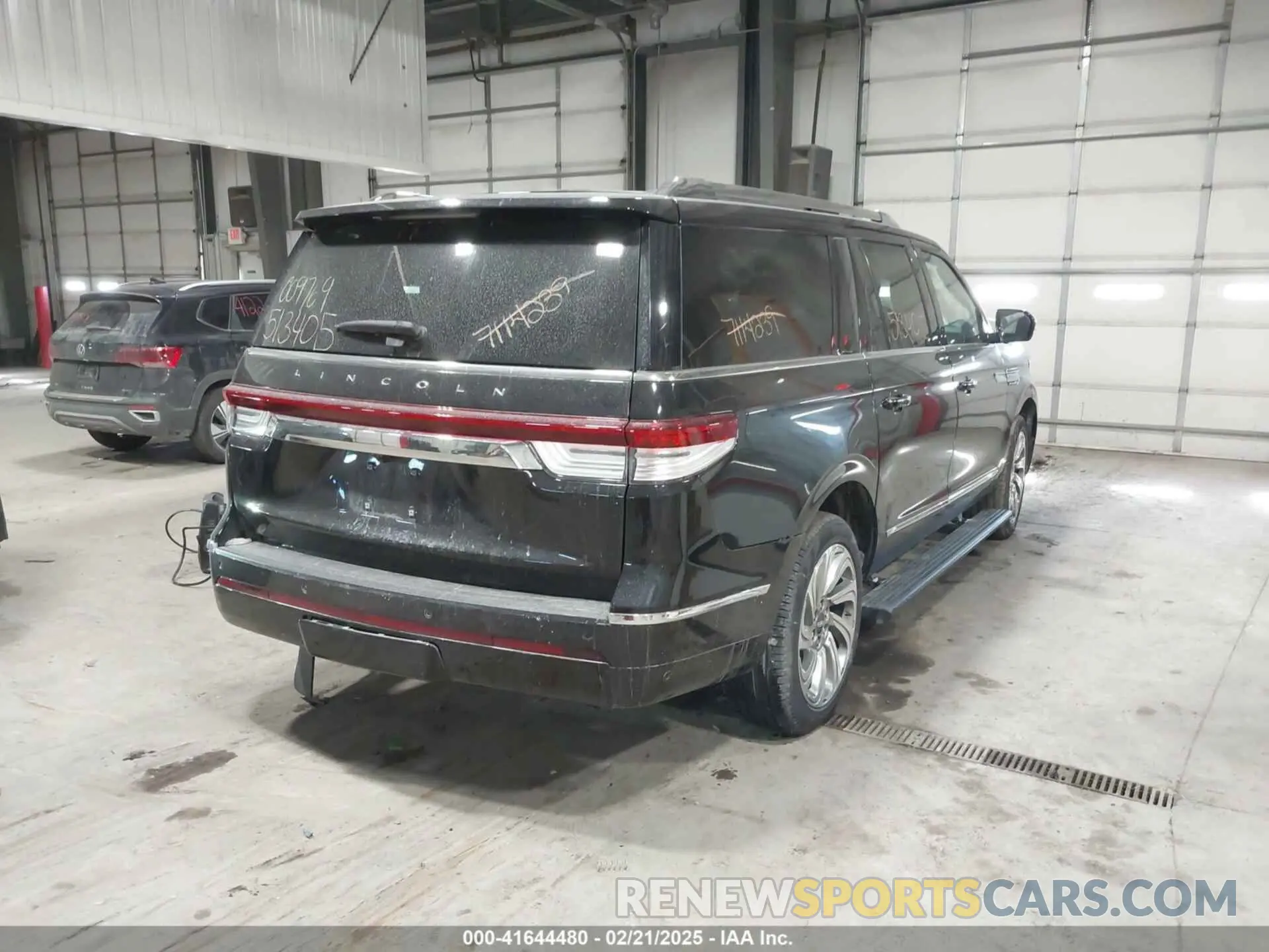 4 Photograph of a damaged car 5LMJJ3NG7REL21633 LINCOLN NAVIGATOR 2024