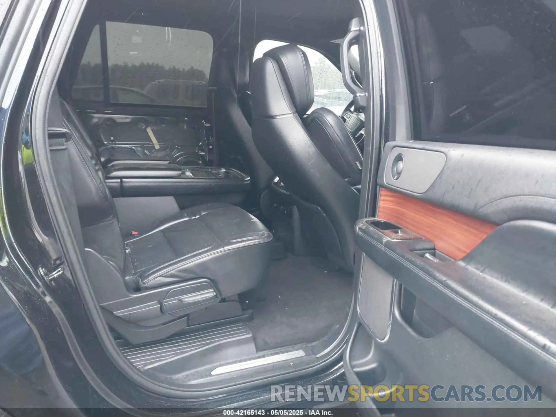 8 Photograph of a damaged car 5LMJJ3LT3KEL23451 LINCOLN NAVIGATOR L 2019