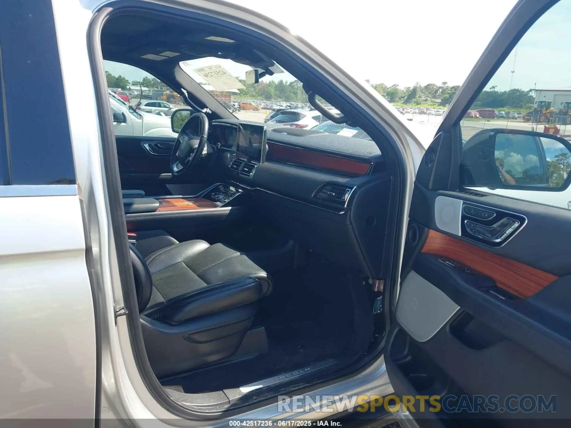 5 Photograph of a damaged car 5LMJJ3LT7KEL16406 LINCOLN NAVIGATOR L 2019