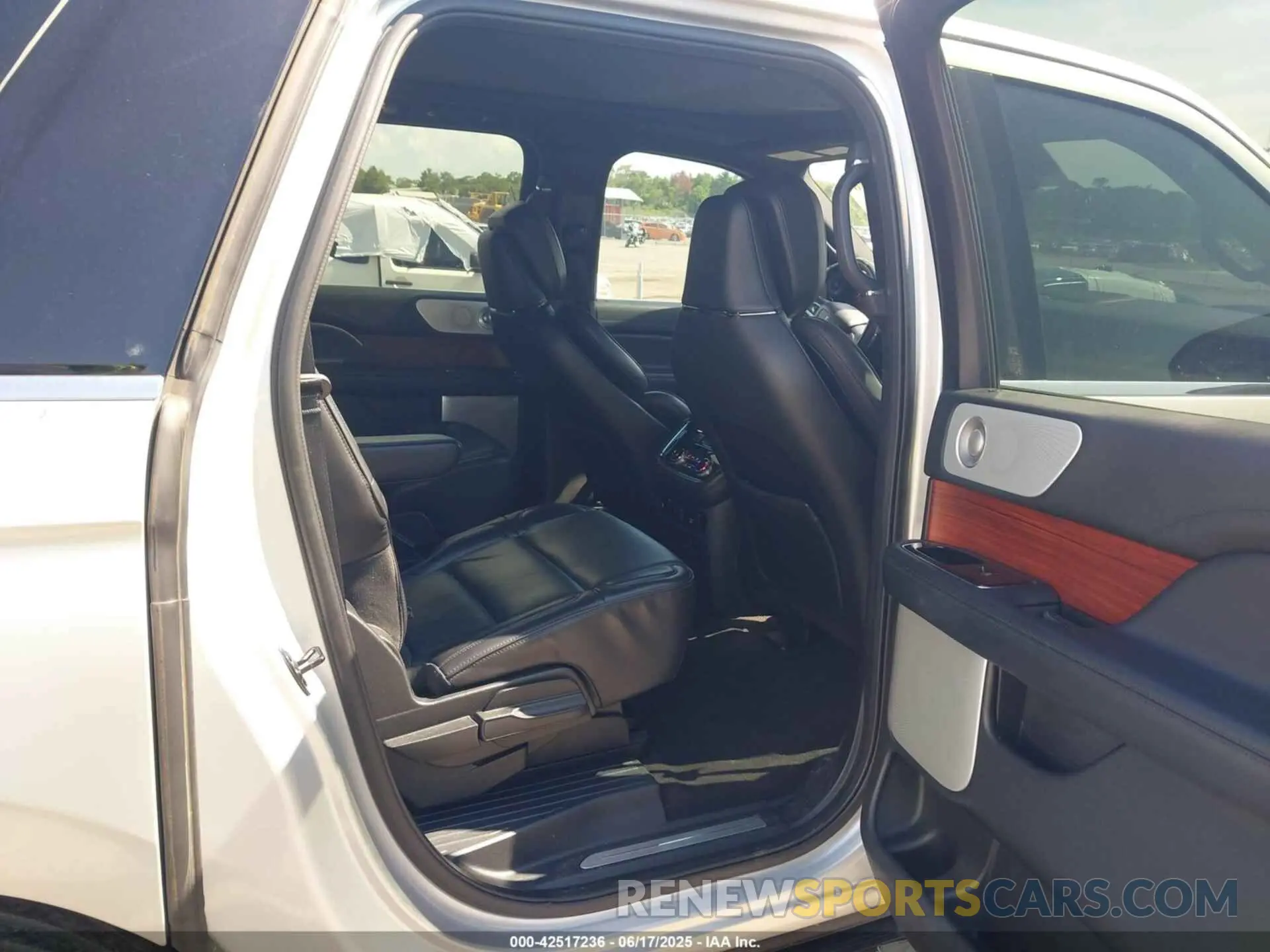 8 Photograph of a damaged car 5LMJJ3LT7KEL16406 LINCOLN NAVIGATOR L 2019