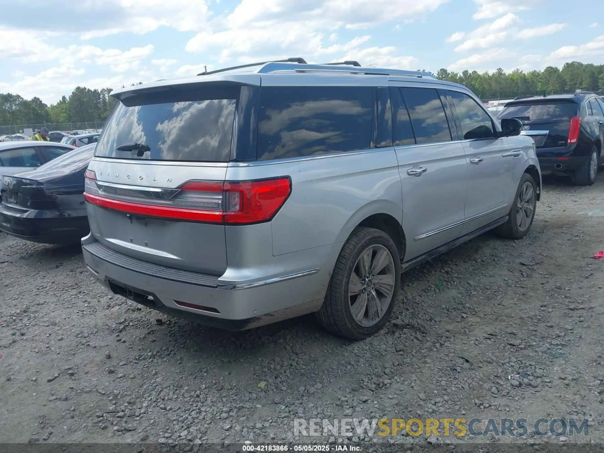4 Photograph of a damaged car 5LMJJ3LT9KEL04872 LINCOLN NAVIGATOR L 2019