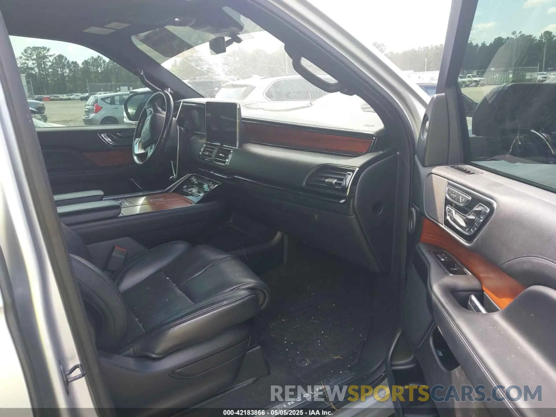 5 Photograph of a damaged car 5LMJJ3LT9KEL04872 LINCOLN NAVIGATOR L 2019