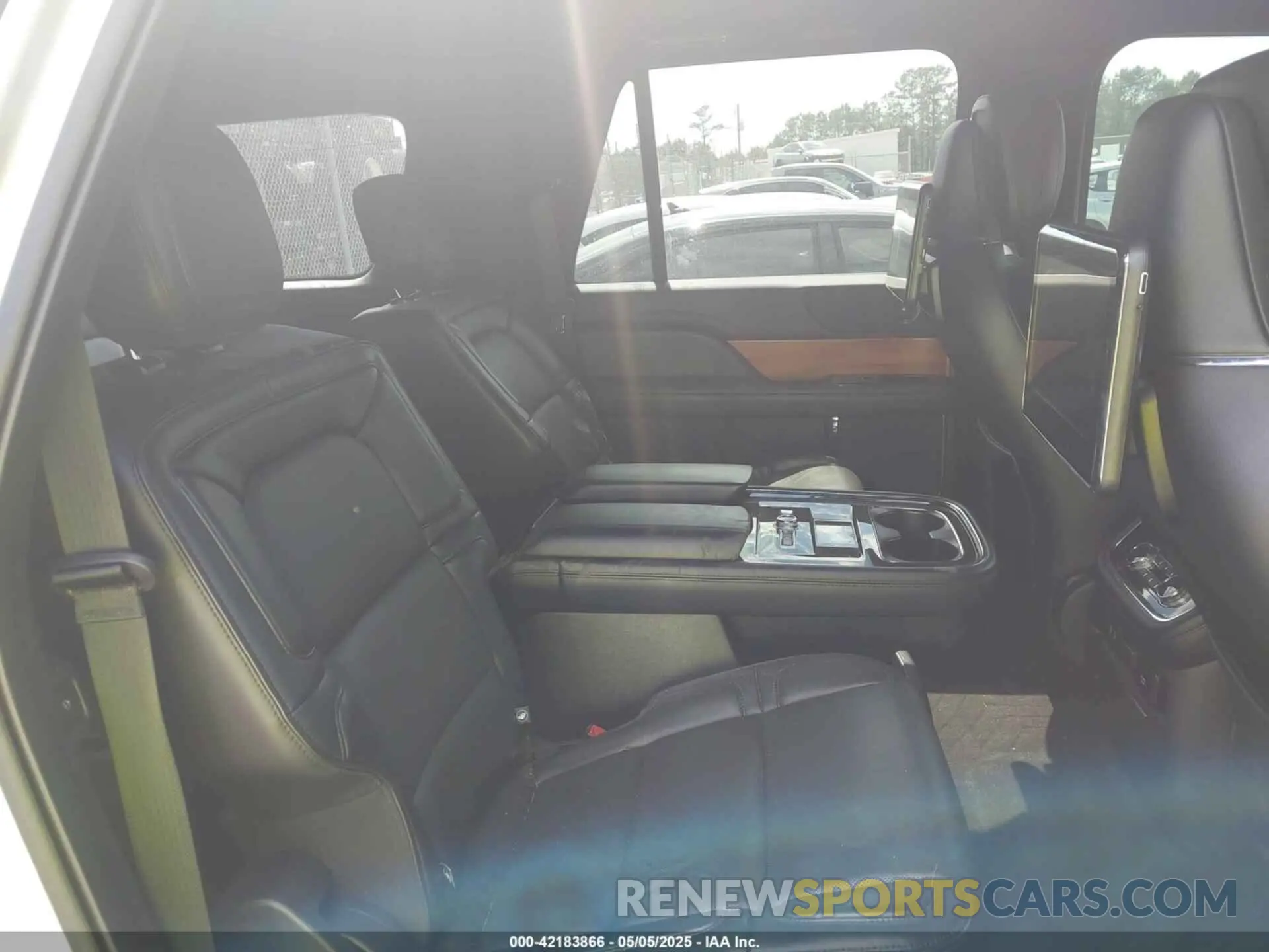 8 Photograph of a damaged car 5LMJJ3LT9KEL04872 LINCOLN NAVIGATOR L 2019