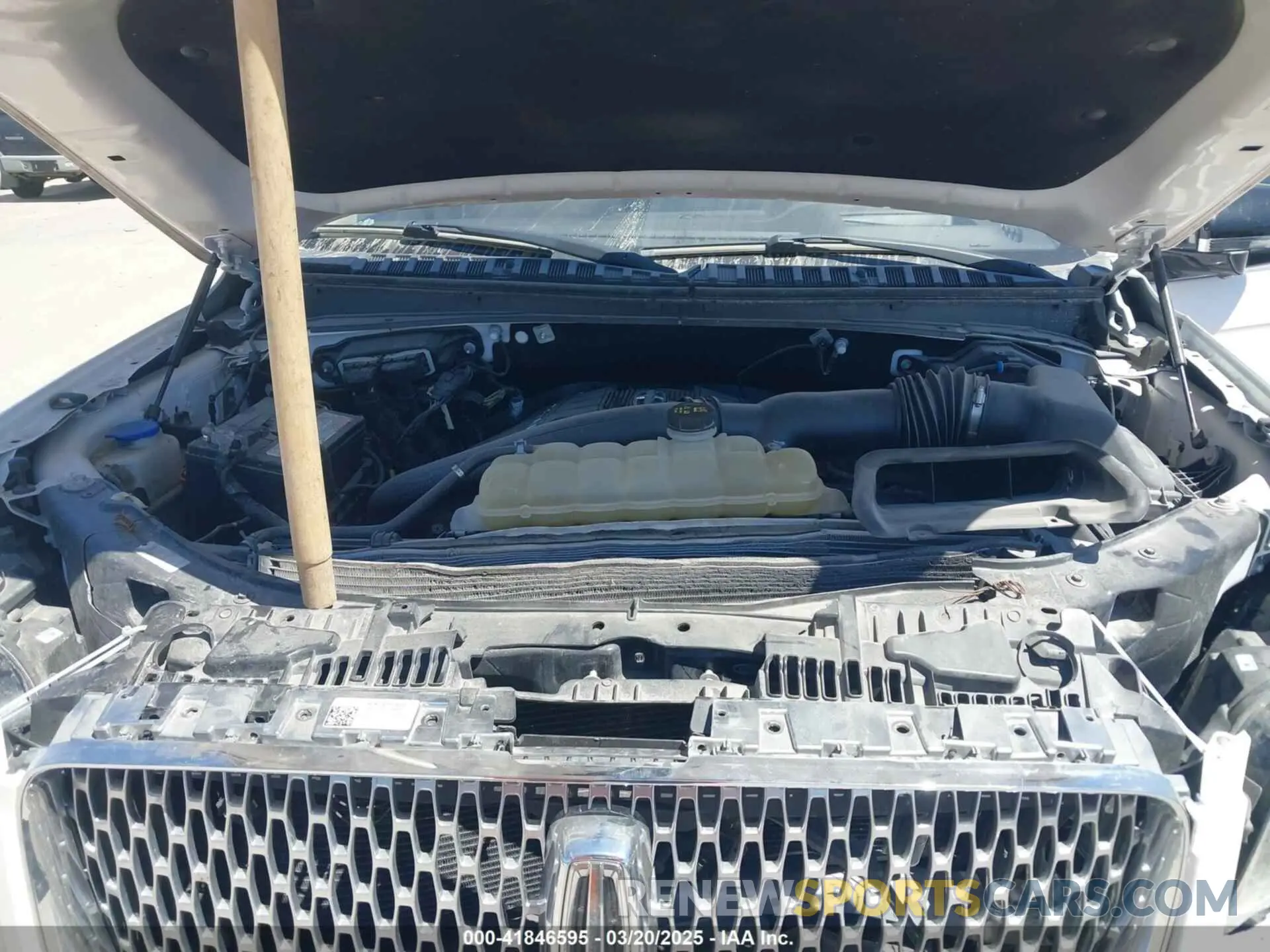 10 Photograph of a damaged car 5LMJJ3LT9KEL16780 LINCOLN NAVIGATOR L 2019