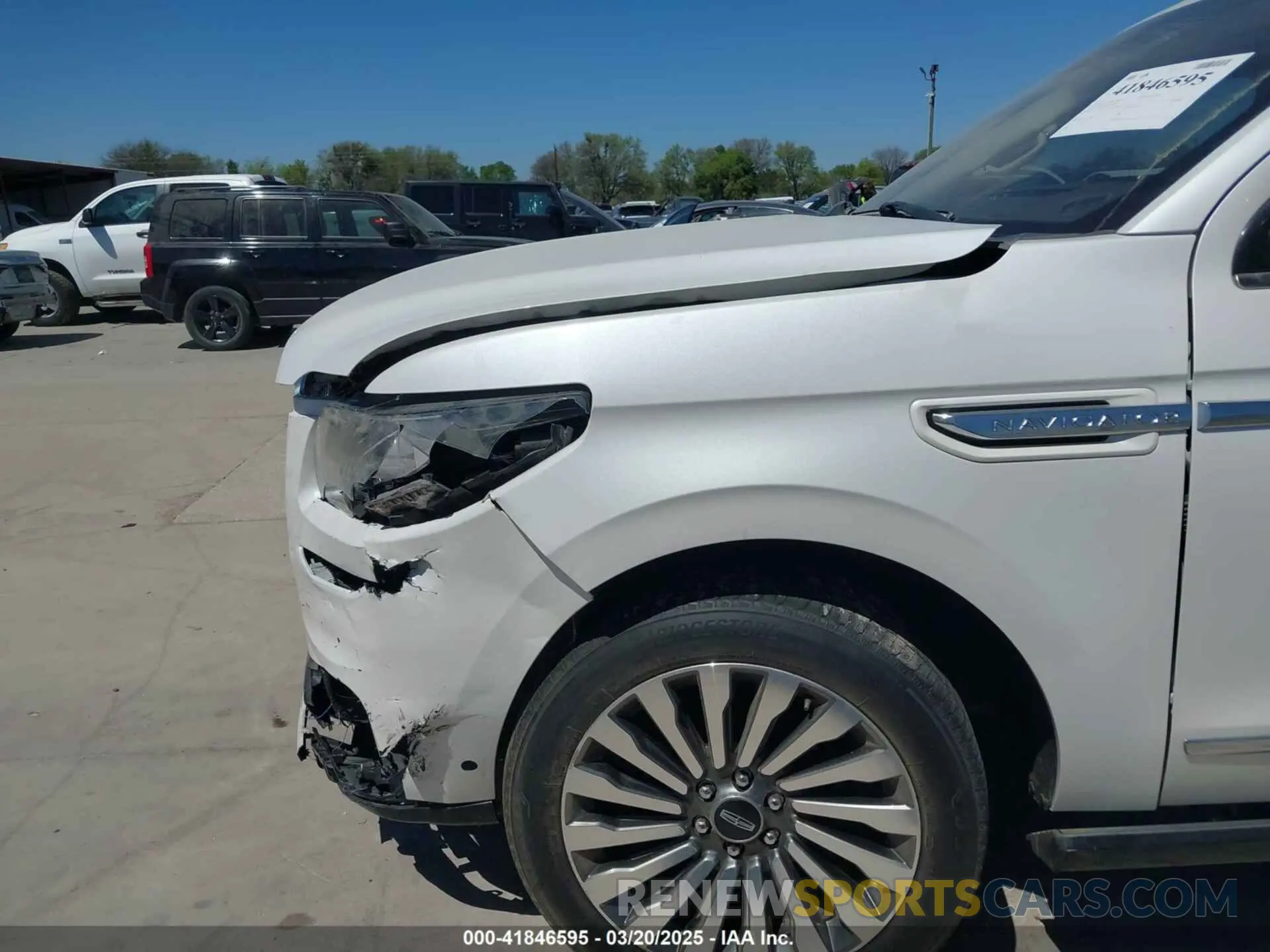 17 Photograph of a damaged car 5LMJJ3LT9KEL16780 LINCOLN NAVIGATOR L 2019