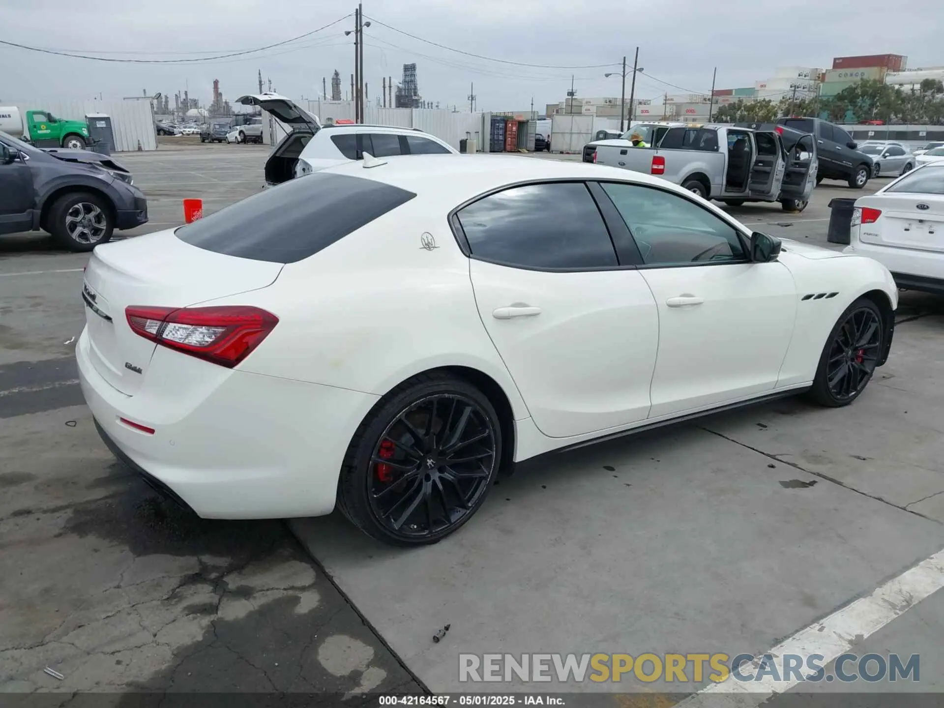 4 Photograph of a damaged car ZAM57XSA3K1334046 MASERATI GHIBLI 2019