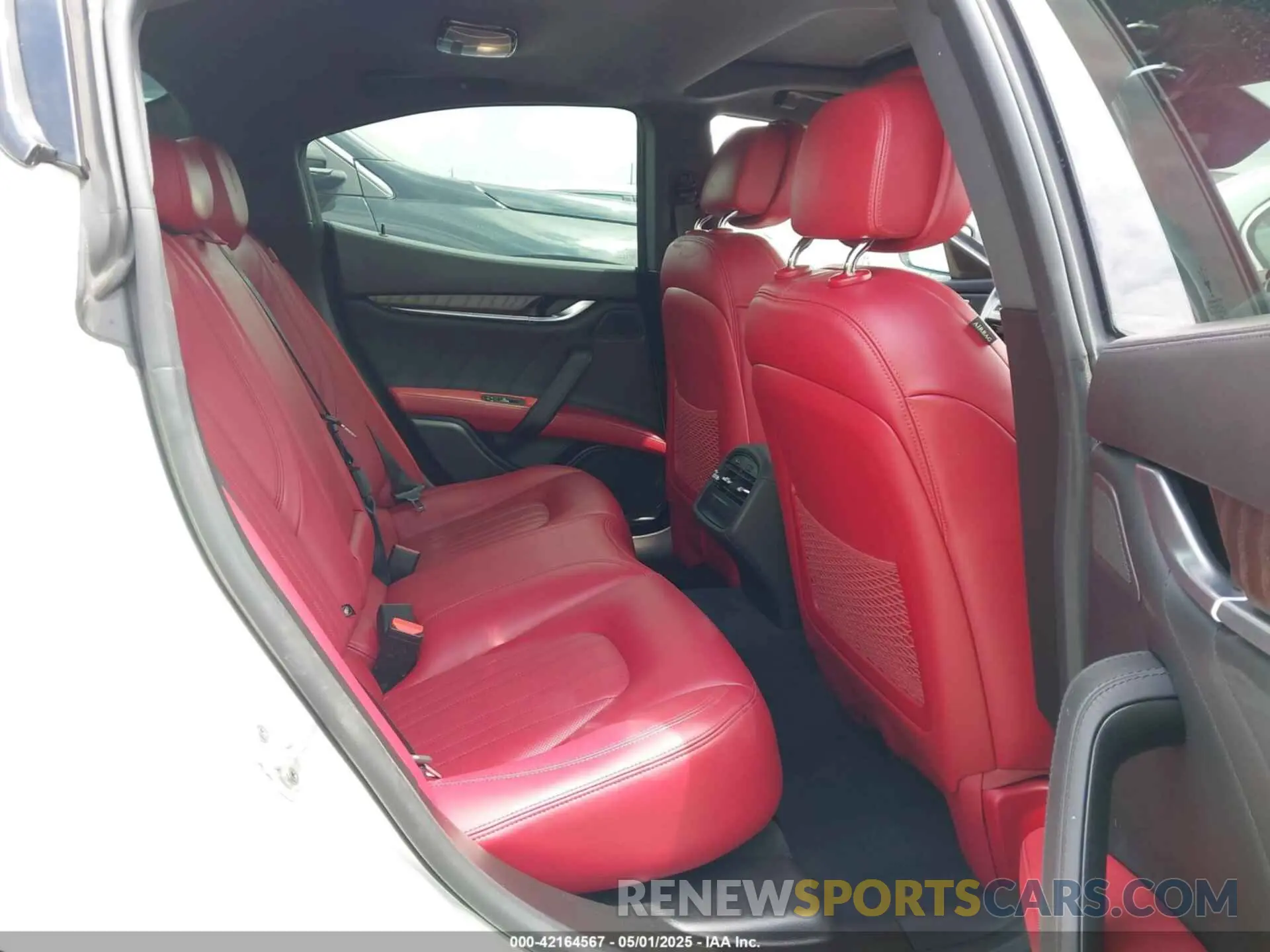 8 Photograph of a damaged car ZAM57XSA3K1334046 MASERATI GHIBLI 2019
