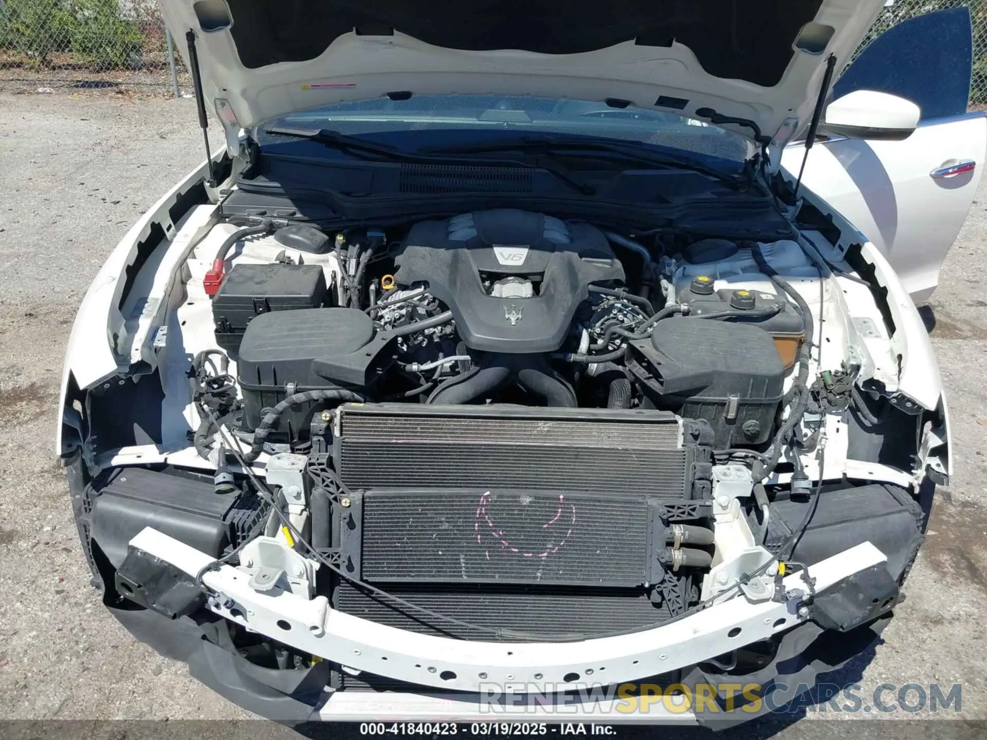 10 Photograph of a damaged car ZAM57XSA6K1322117 MASERATI GHIBLI 2019