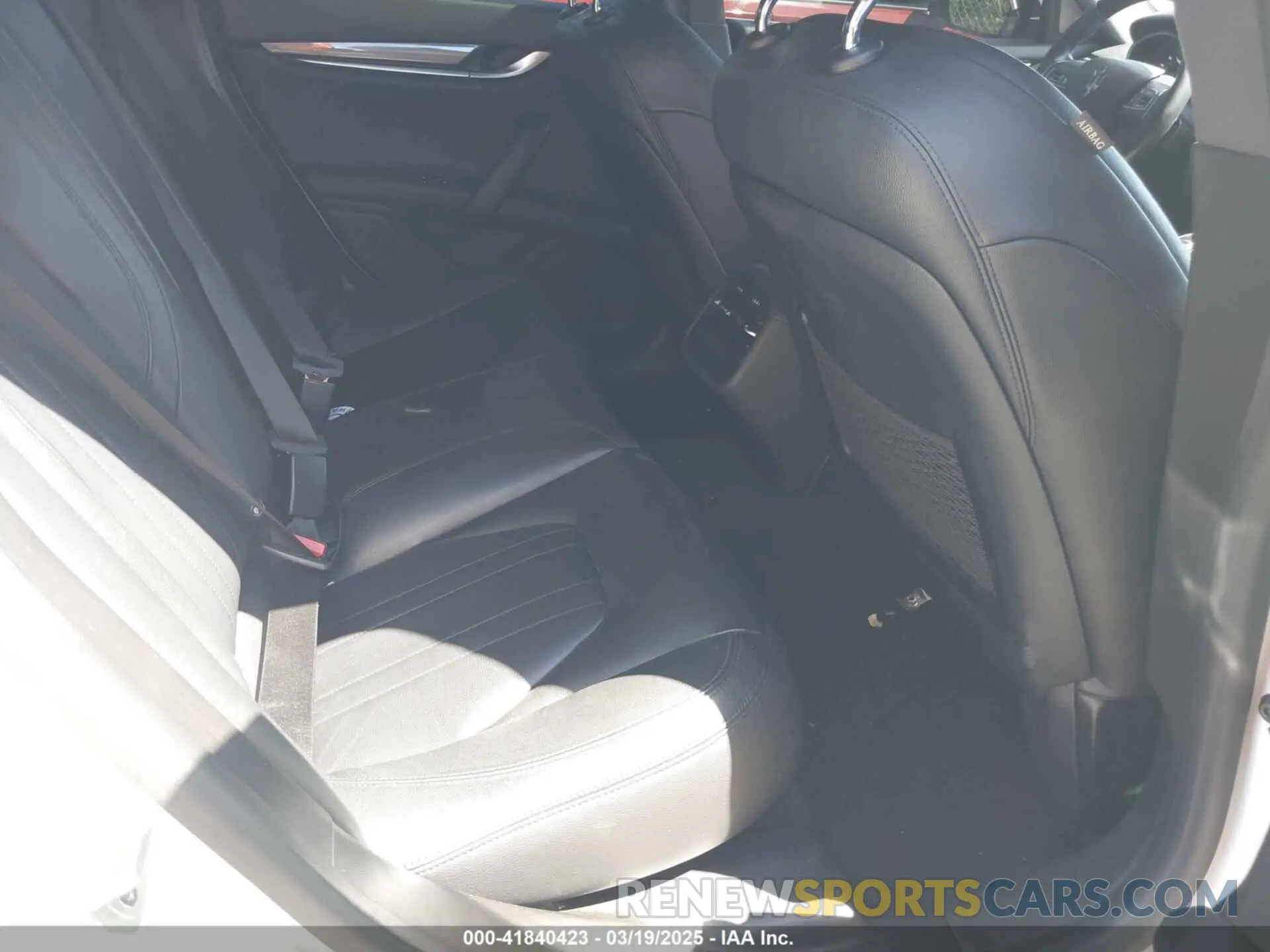 8 Photograph of a damaged car ZAM57XSA6K1322117 MASERATI GHIBLI 2019