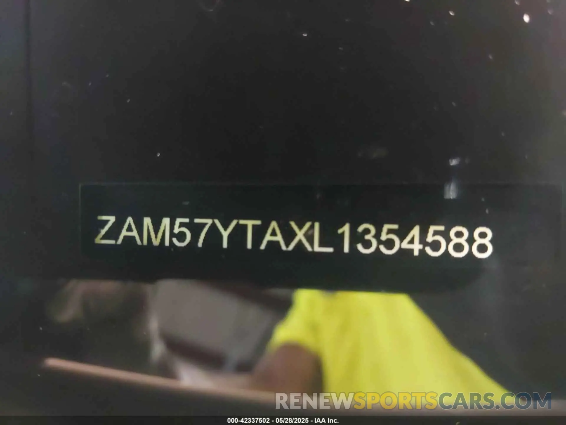 17 Photograph of a damaged car ZAM57YTAXL1354588 MASERATI GHIBLI 2020