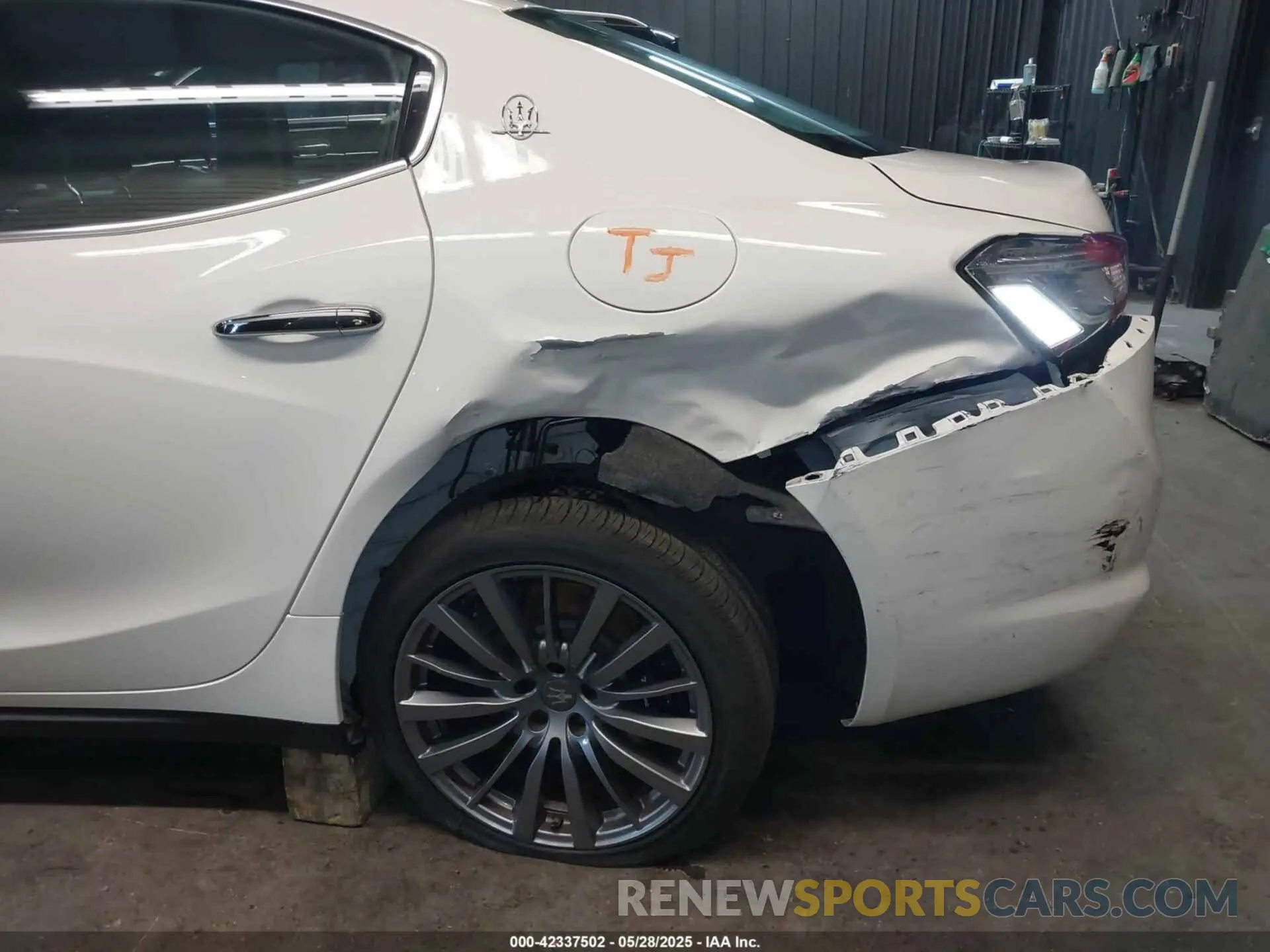 18 Photograph of a damaged car ZAM57YTAXL1354588 MASERATI GHIBLI 2020
