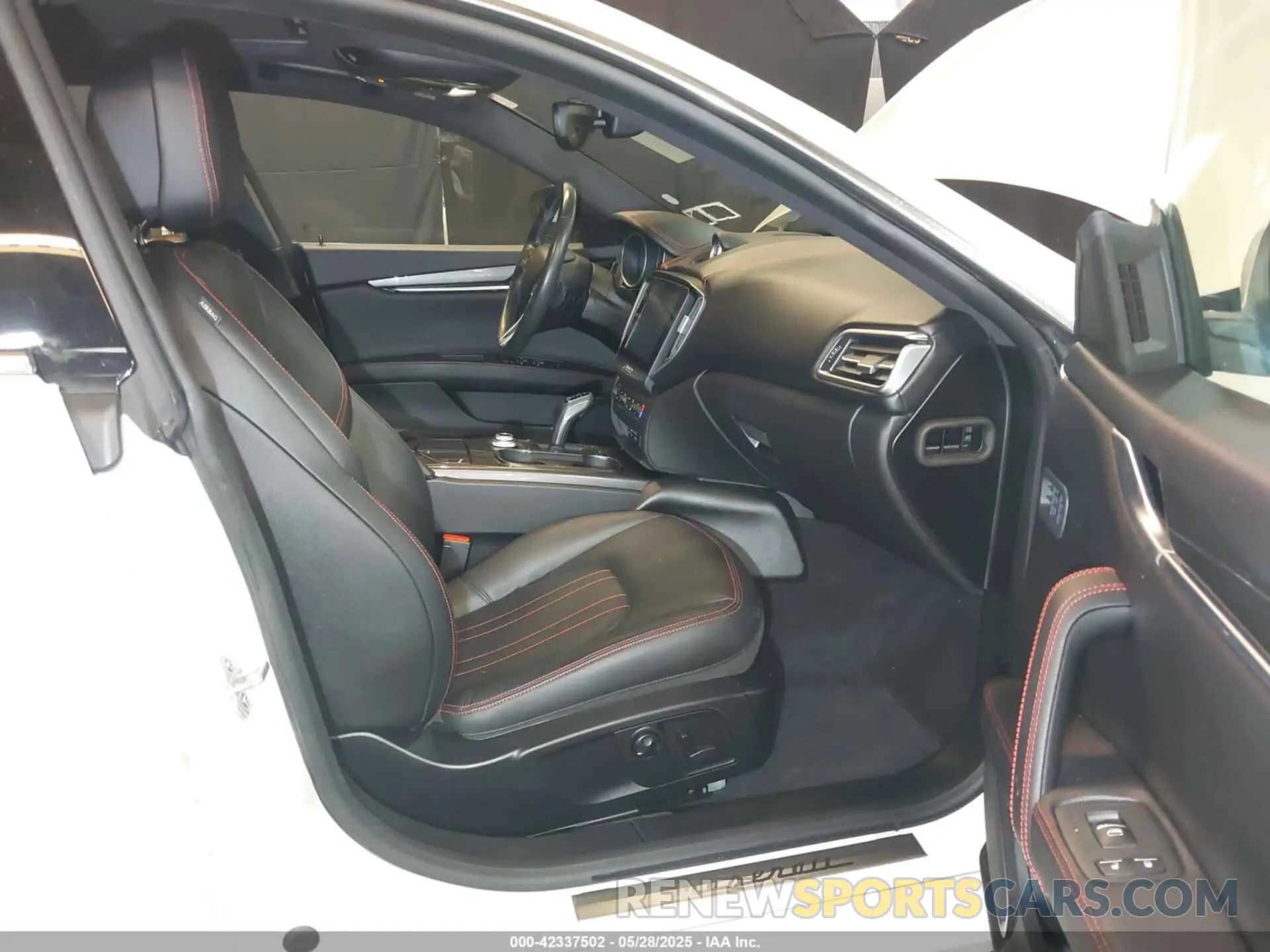 5 Photograph of a damaged car ZAM57YTAXL1354588 MASERATI GHIBLI 2020