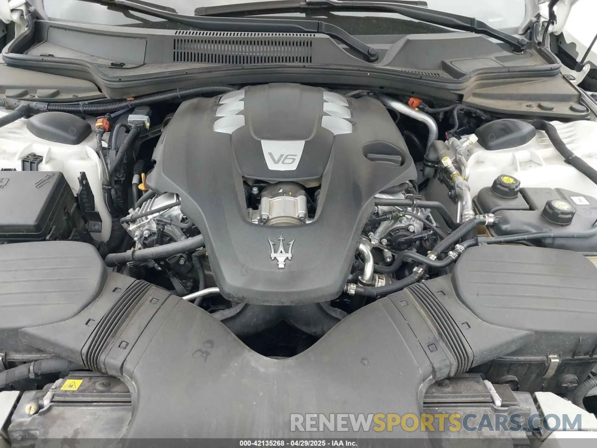 10 Photograph of a damaged car ZAM57XSA6M1369960 MASERATI GHIBLI 2021