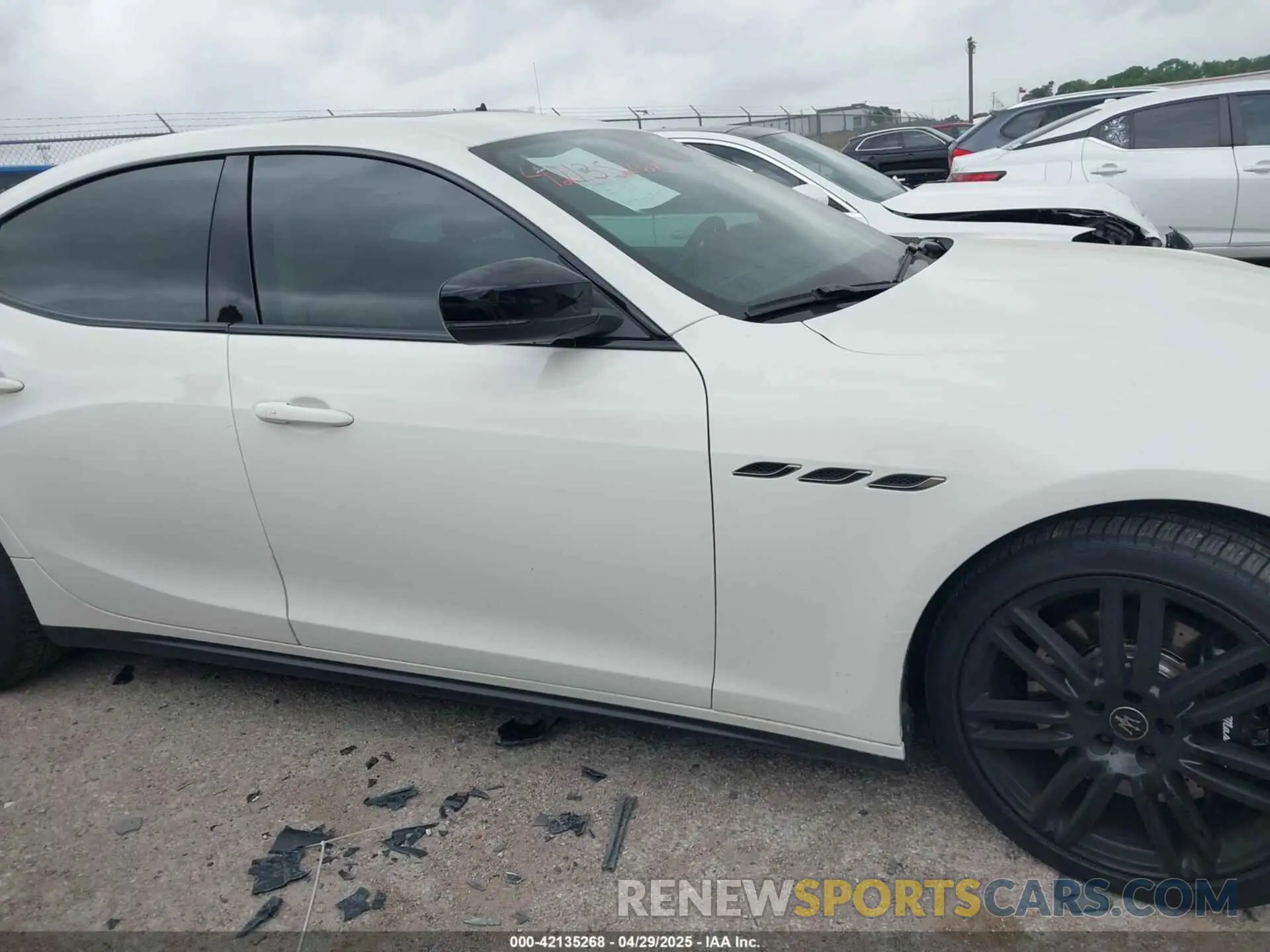 13 Photograph of a damaged car ZAM57XSA6M1369960 MASERATI GHIBLI 2021