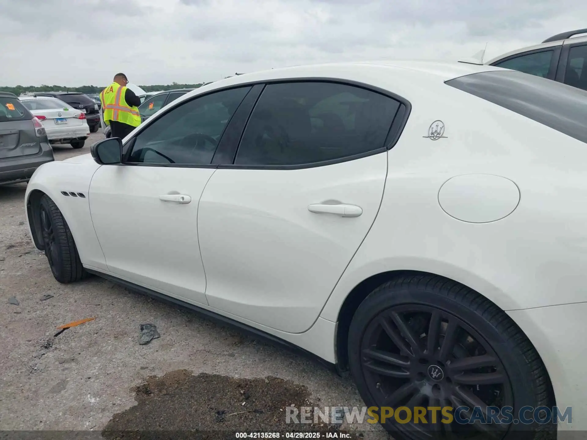 14 Photograph of a damaged car ZAM57XSA6M1369960 MASERATI GHIBLI 2021