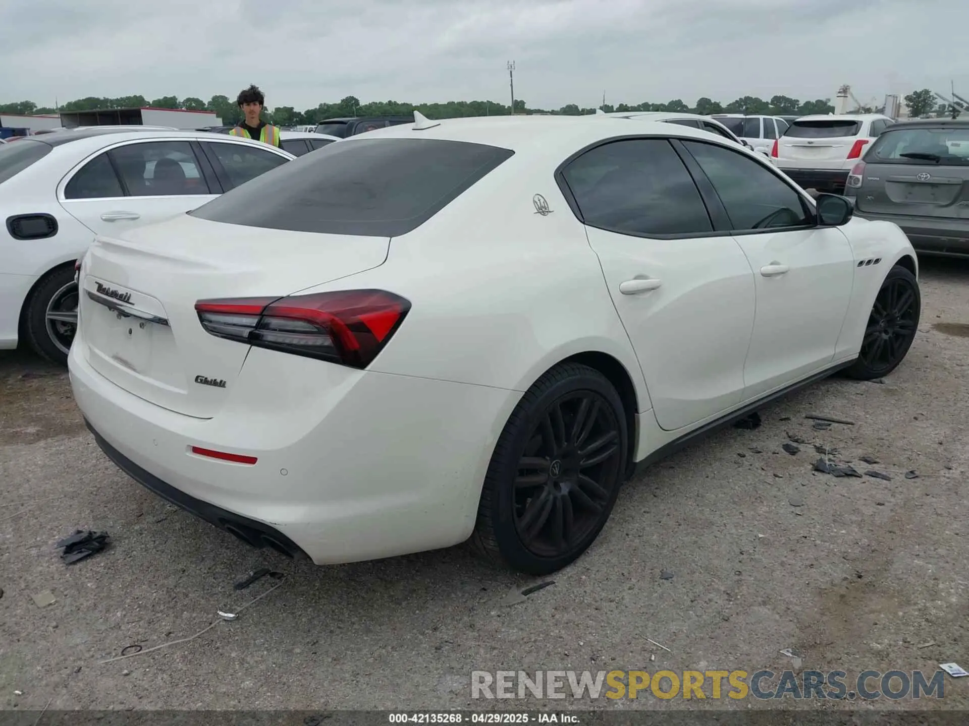4 Photograph of a damaged car ZAM57XSA6M1369960 MASERATI GHIBLI 2021