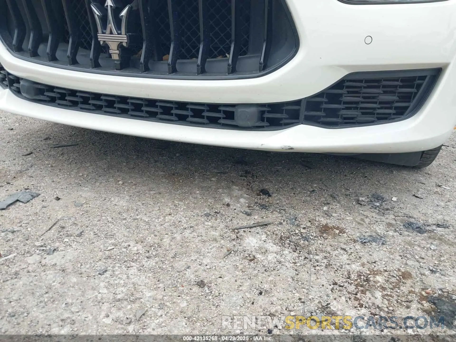 6 Photograph of a damaged car ZAM57XSA6M1369960 MASERATI GHIBLI 2021