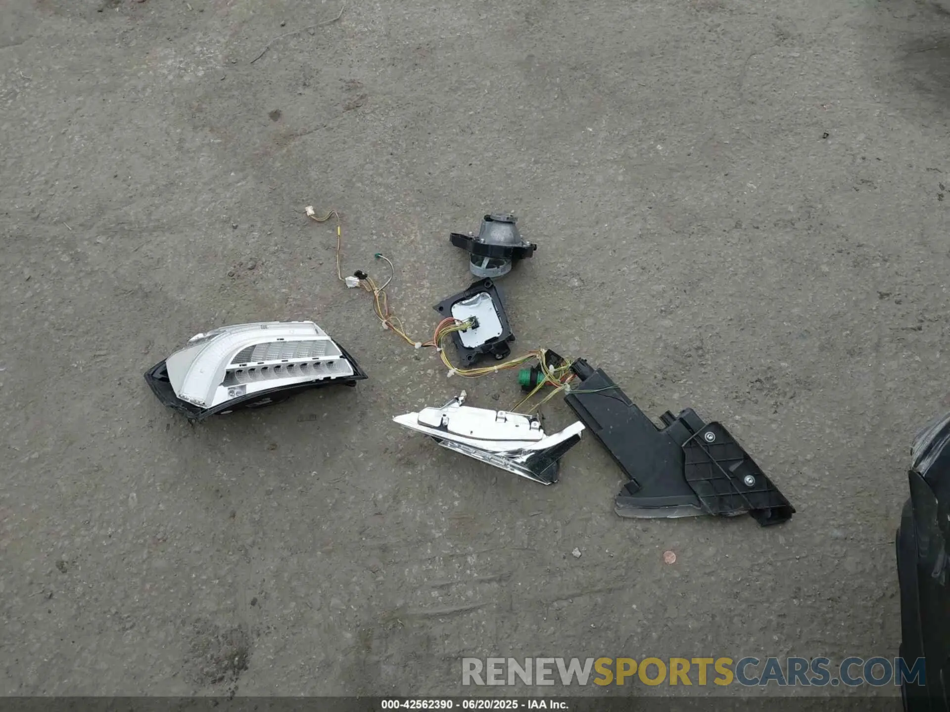 12 Photograph of a damaged car ZAM57YSA3M1365483 MASERATI GHIBLI 2021