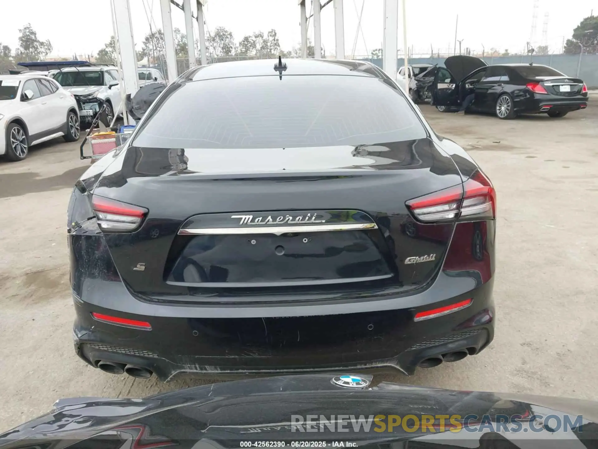 17 Photograph of a damaged car ZAM57YSA3M1365483 MASERATI GHIBLI 2021