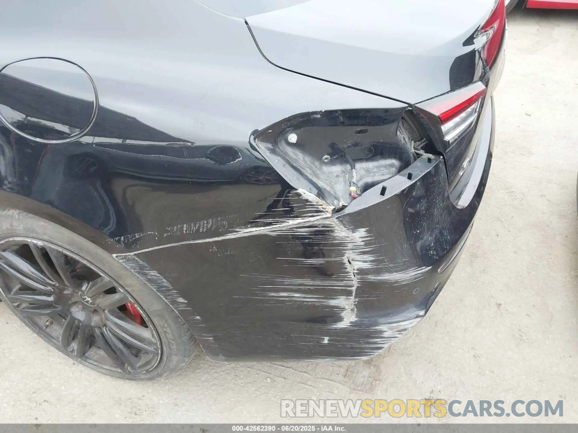 19 Photograph of a damaged car ZAM57YSA3M1365483 MASERATI GHIBLI 2021