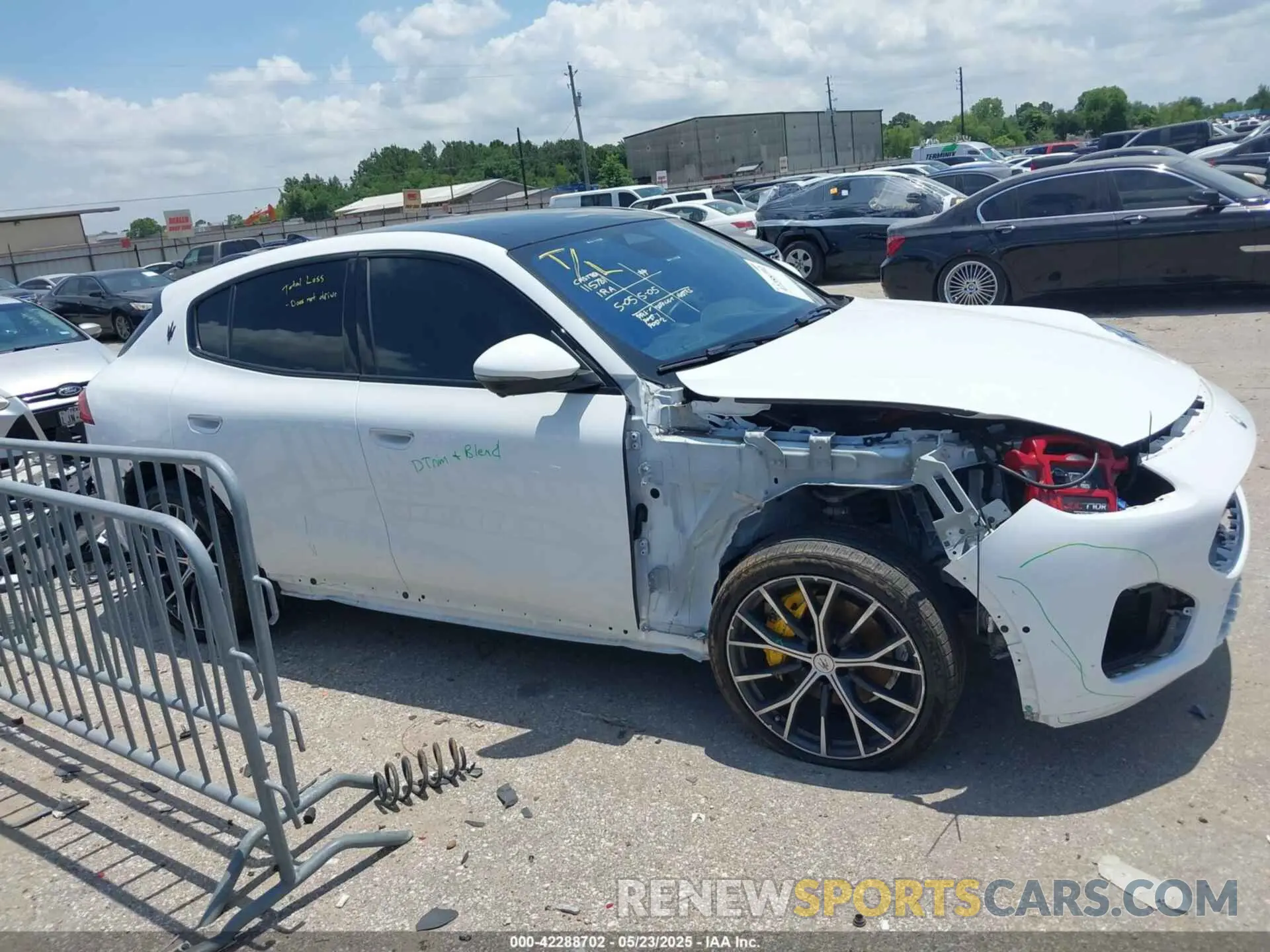 14 Photograph of a damaged car ZN682AVM0P7433929 MASERATI GRECALE 2023