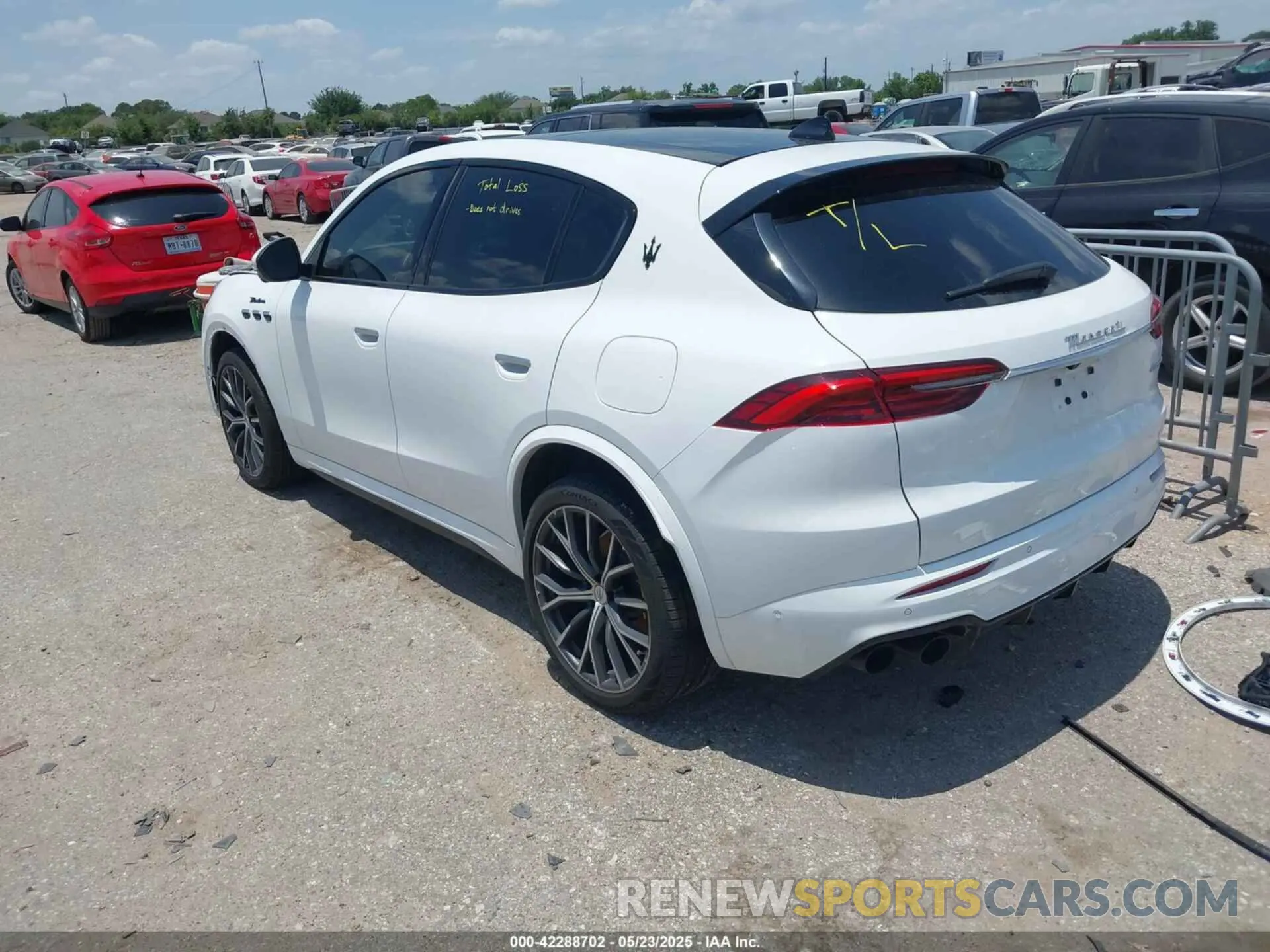 3 Photograph of a damaged car ZN682AVM0P7433929 MASERATI GRECALE 2023