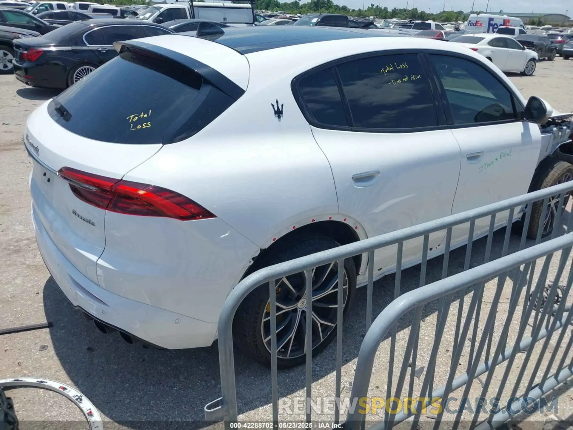4 Photograph of a damaged car ZN682AVM0P7433929 MASERATI GRECALE 2023