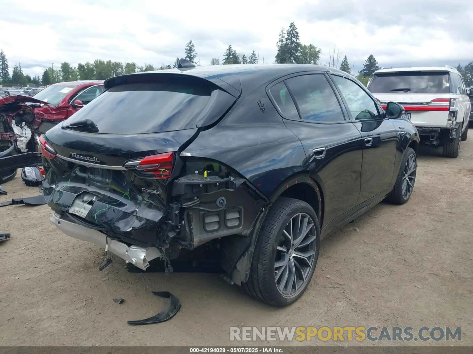 4 Photograph of a damaged car ZN682AVM0P7438449 MASERATI GRECALE 2023